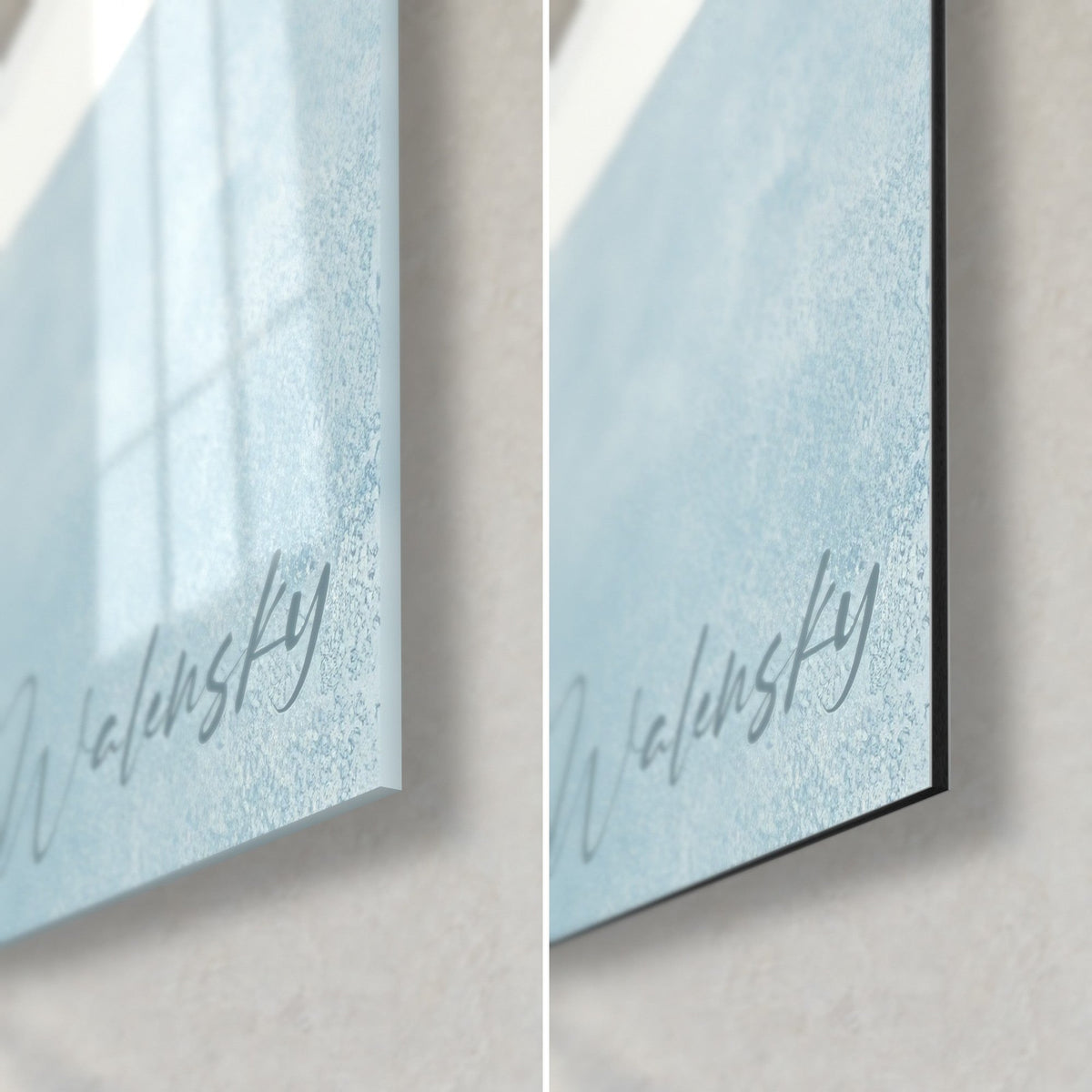Tableau chat sibérien en lavis bleu glacier, coin bas droit : verre brillant à gauche, Dibond noir mat à droite
