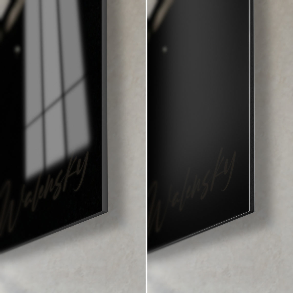 Tableau crossfiteuse hurlante, coin bas droit : verre acrylique brillant noir et reflets à gauche, alu Dibond gris mat à droite