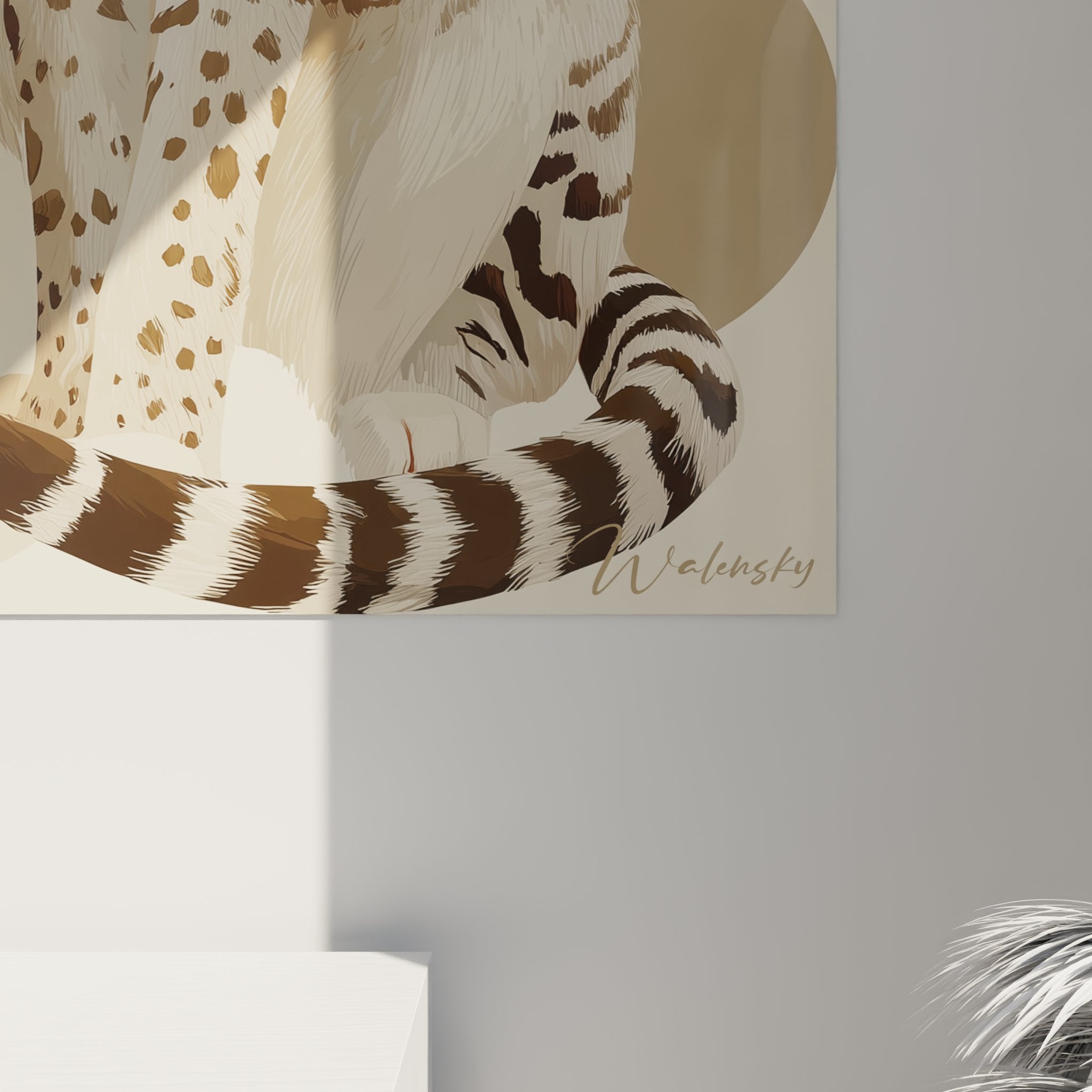 Vue d'ensemble du tableau chat Savannah dans un salon contemporain avec décoration naturelle