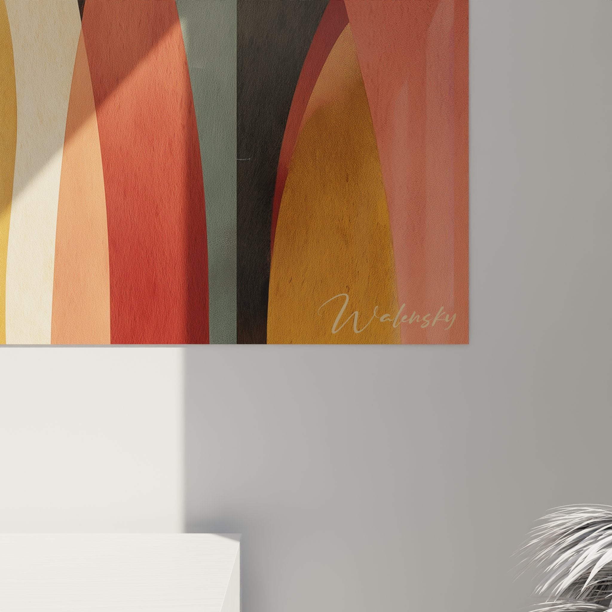 Vista d'insieme del quadro gatti geometrici in un soggiorno contemporaneo con illuminazione soffusa