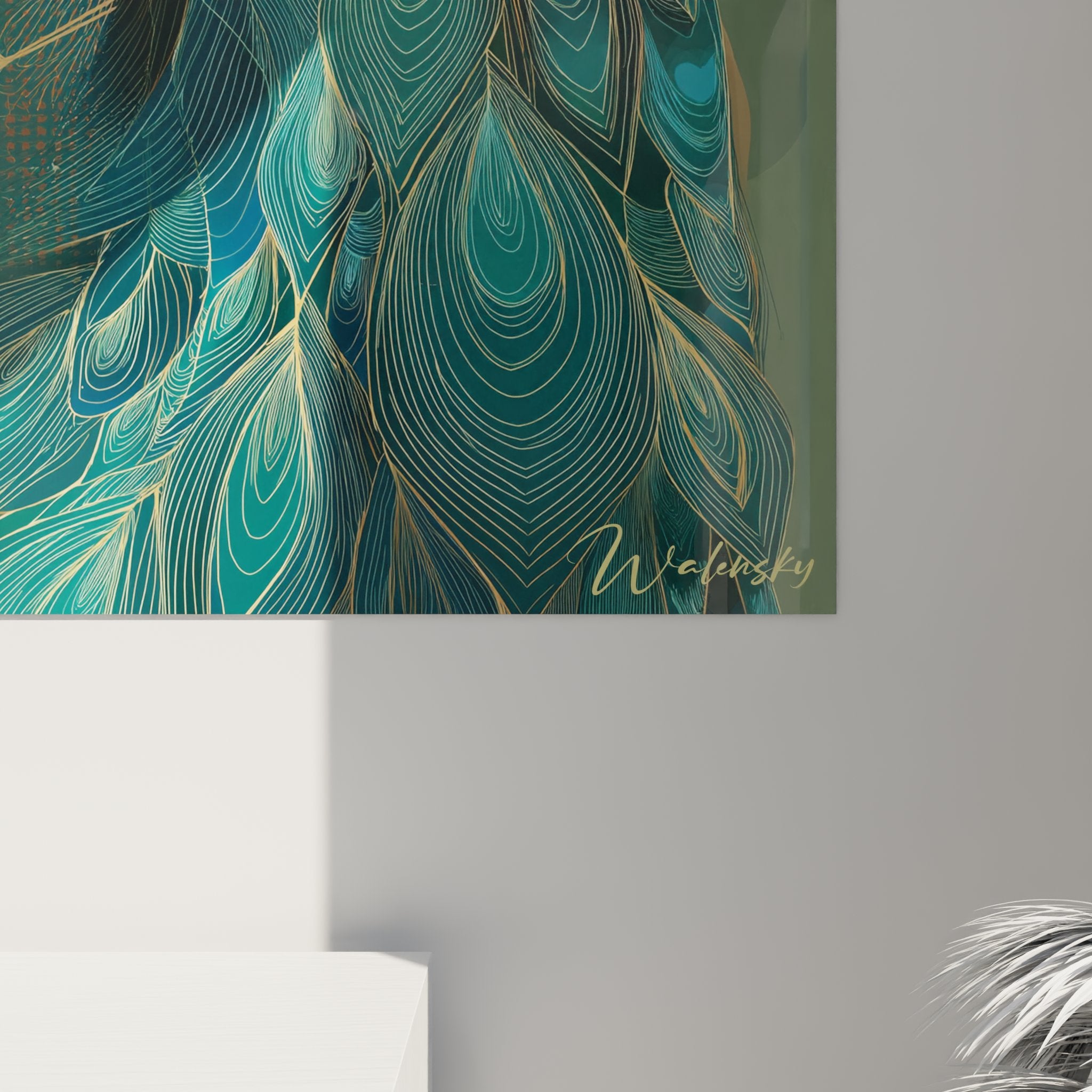 Übersicht des Pfauen-Kunstdruck im Art-déco-Stil in modernem Wohnzimmer mit harmonischen Grün- und Goldtönen