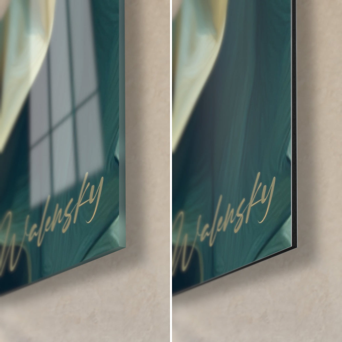 Tableau sphynx aux plis soyeux, coin bas droit : verre acrylique brillant et reflets à gauche, Dibond mat vert sombre à droite