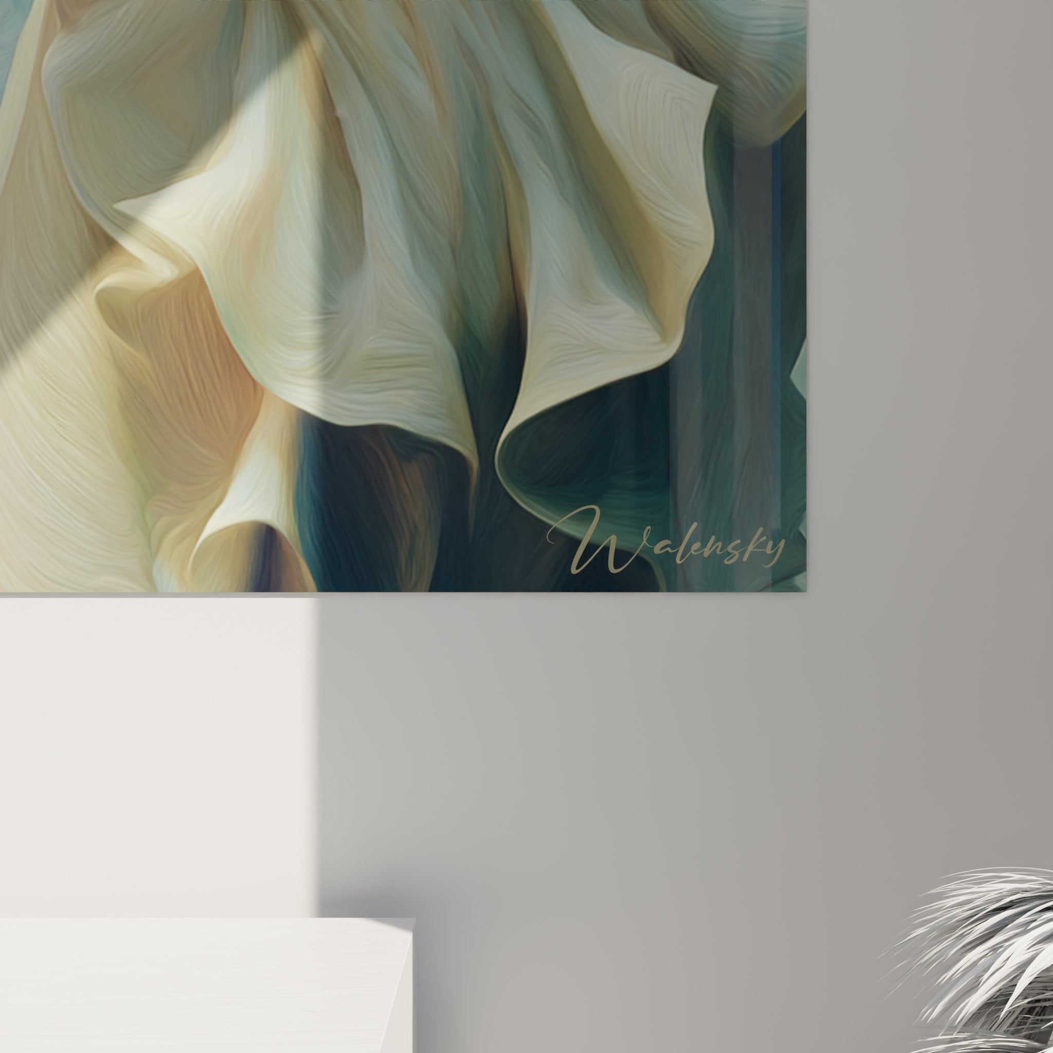 Vista d'insieme del quadro gatto Sphynx drappeggiato in un interno moderno che valorizza l'opera