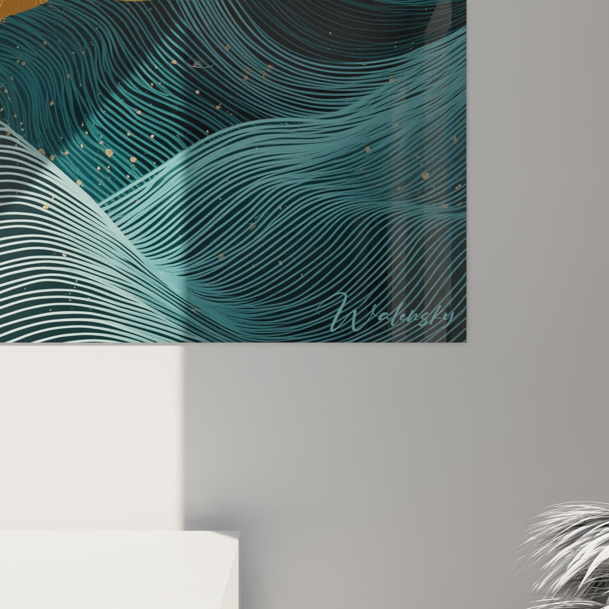 Vista d'insieme quadro art deco pesci marini dorati su onde stilizzate decorazione murale lussuosa moderna