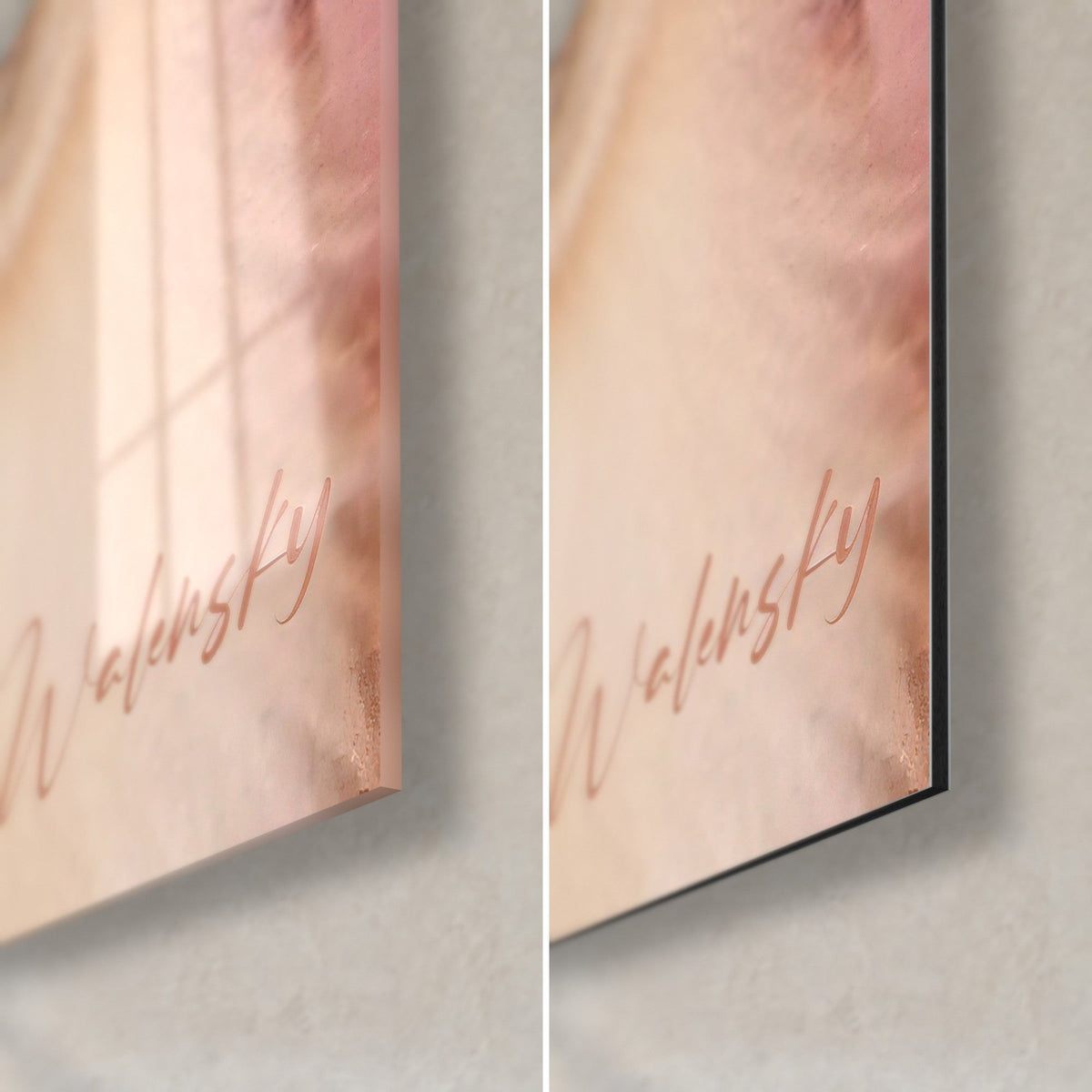 Schilderij Birmaanse kat in crème en chocolade, omringd door zachtroze bloemblaadjes, rechtsonder: glanzend glas links, mat Dibond rechts
