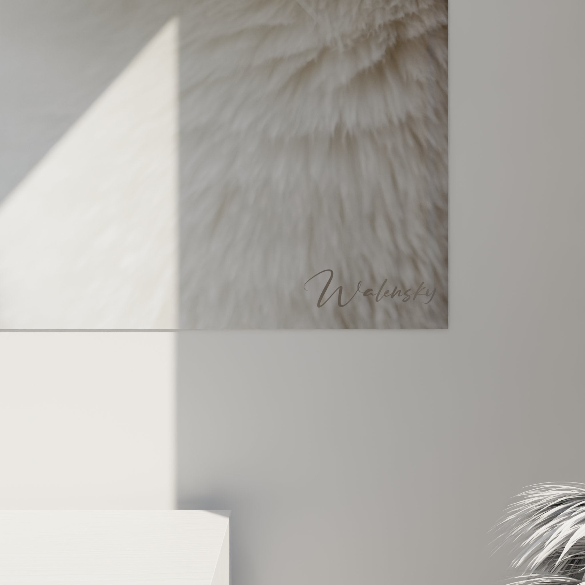 Vue d'ensemble tableau portrait chat Burmilla, format mural, pelage blanc argenté, yeux émeraude, art félin décoratif