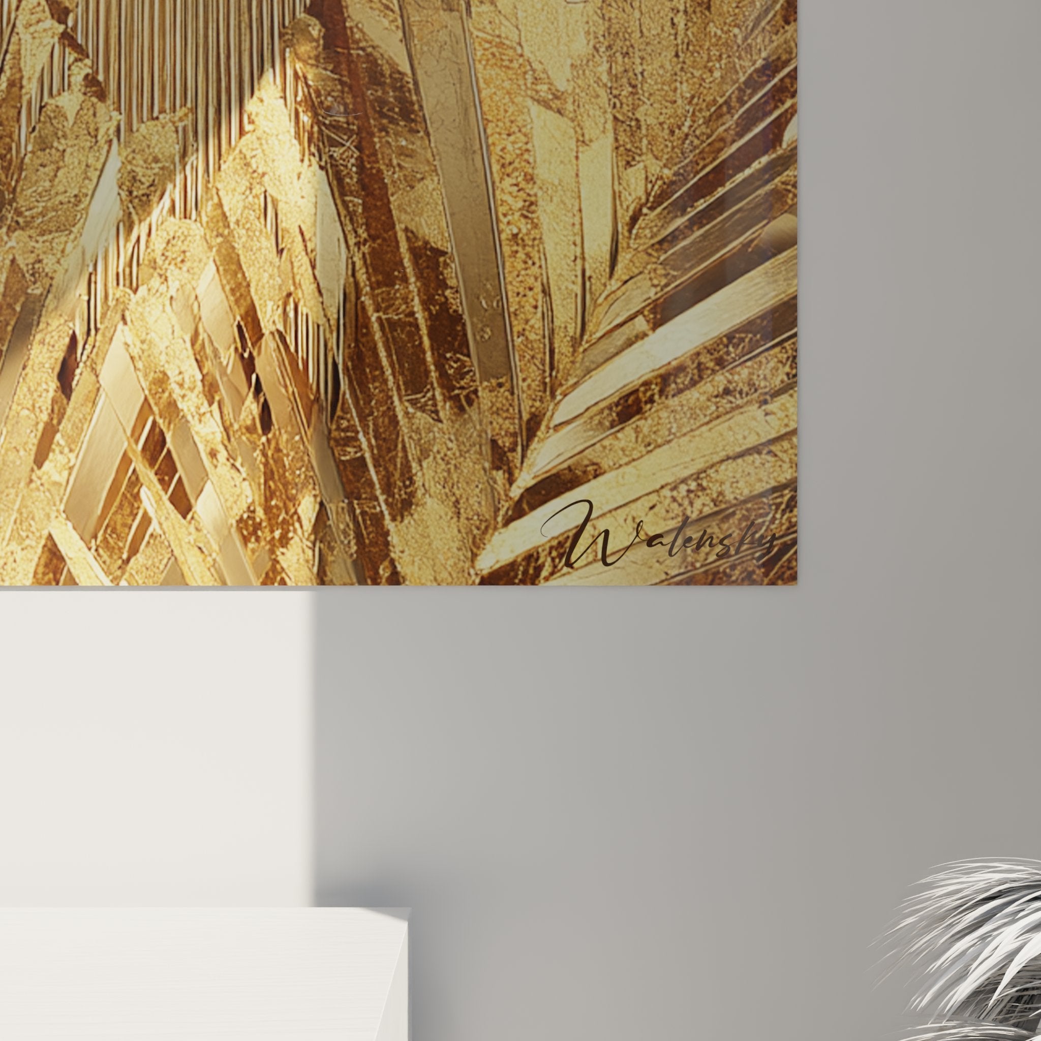 Panoramica del quadro d'arte africana contemporanea con donna con ornamenti dorati lussuosi