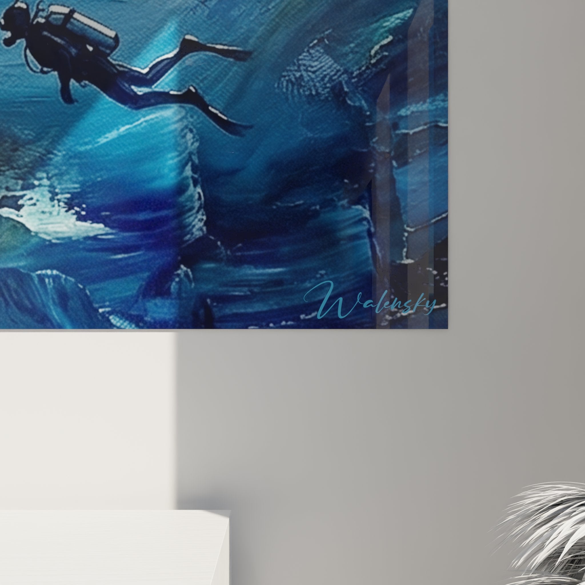 Vista d'insieme del quadro subacqueo sotto il ghiaccio in un interno moderno, formato verticale per decorazione murale