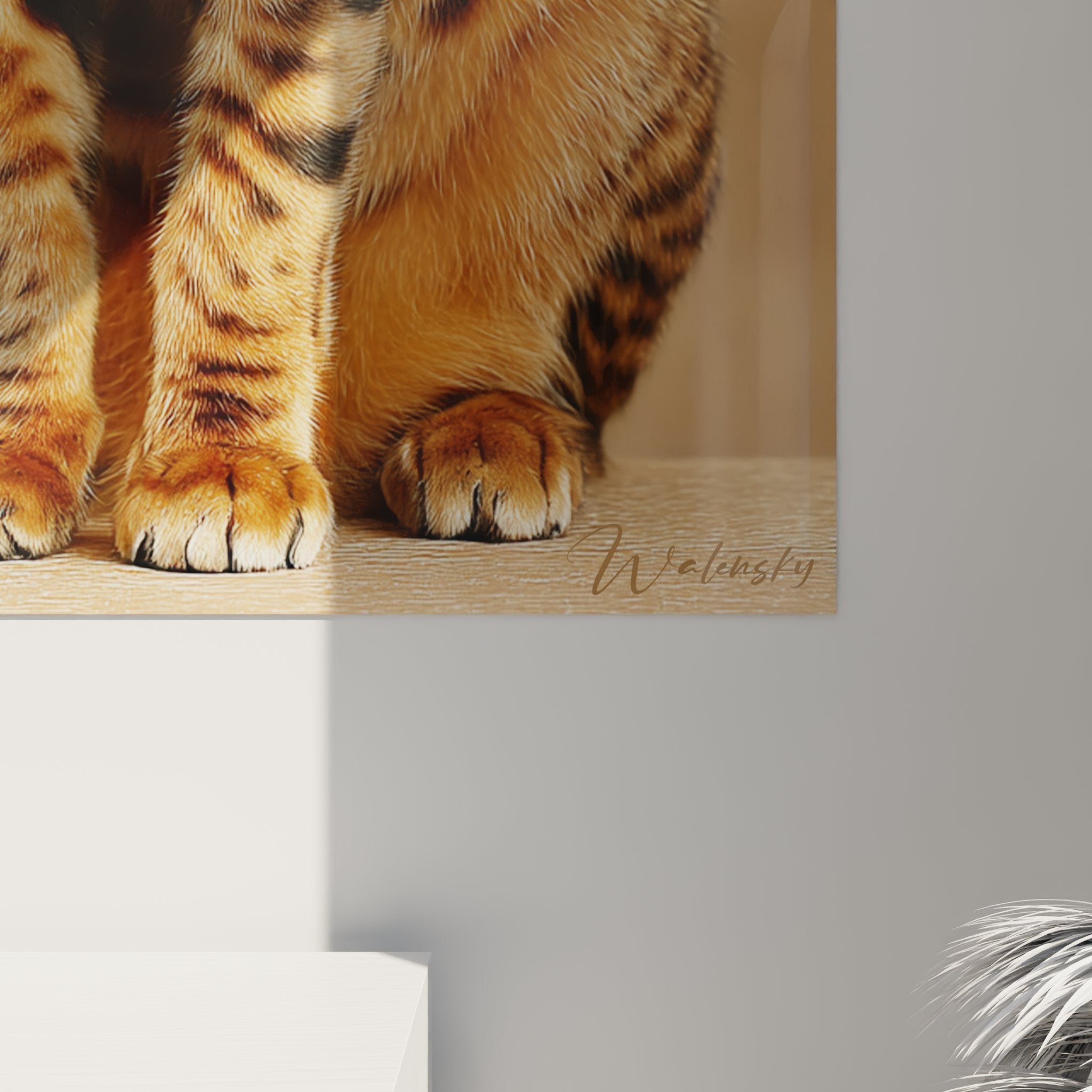 Gesamtansicht des Toyger-Katzengemäldes in einem zeitgenössischen Interieur, das die Wanddekoration in Szene setzt