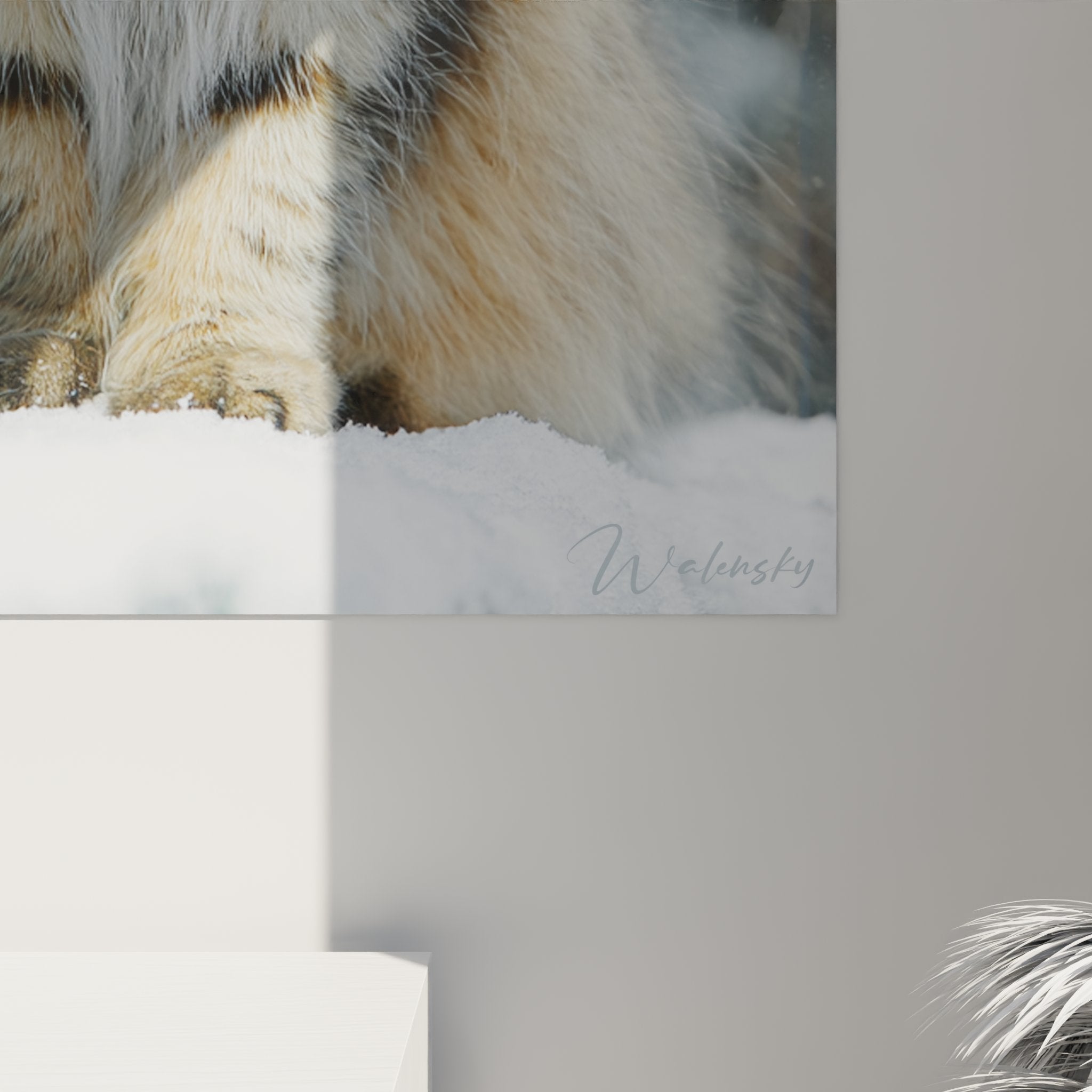 Vue d'ensemble tableau chat sibérien neige accroché au mur, décoration intérieure élégante