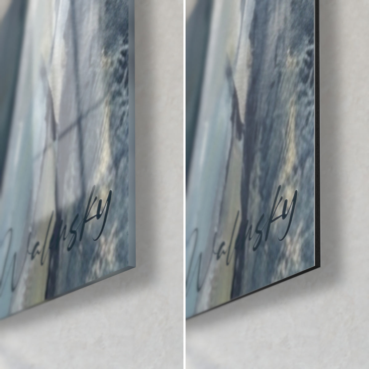 Quadro scalatori su una parete blu-grigio e ocra, angolo in basso a destra, vetro acrilico lucido che riflette la finestra, Dibond opaco, spessore 3 mm