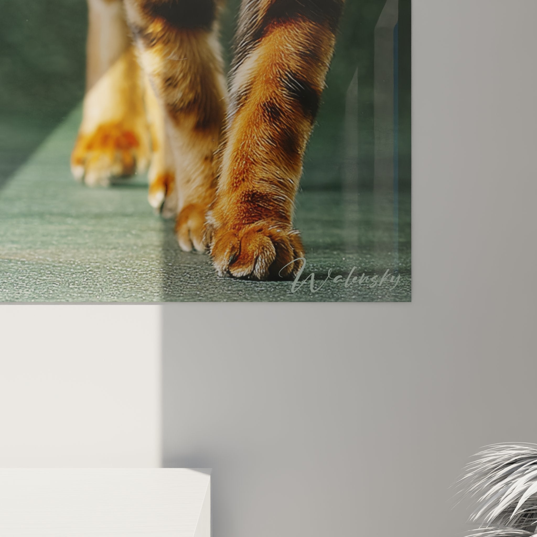 Vue d'ensemble tableau mural chat Toyger dans salon moderne, mise en valeur déco murale féline