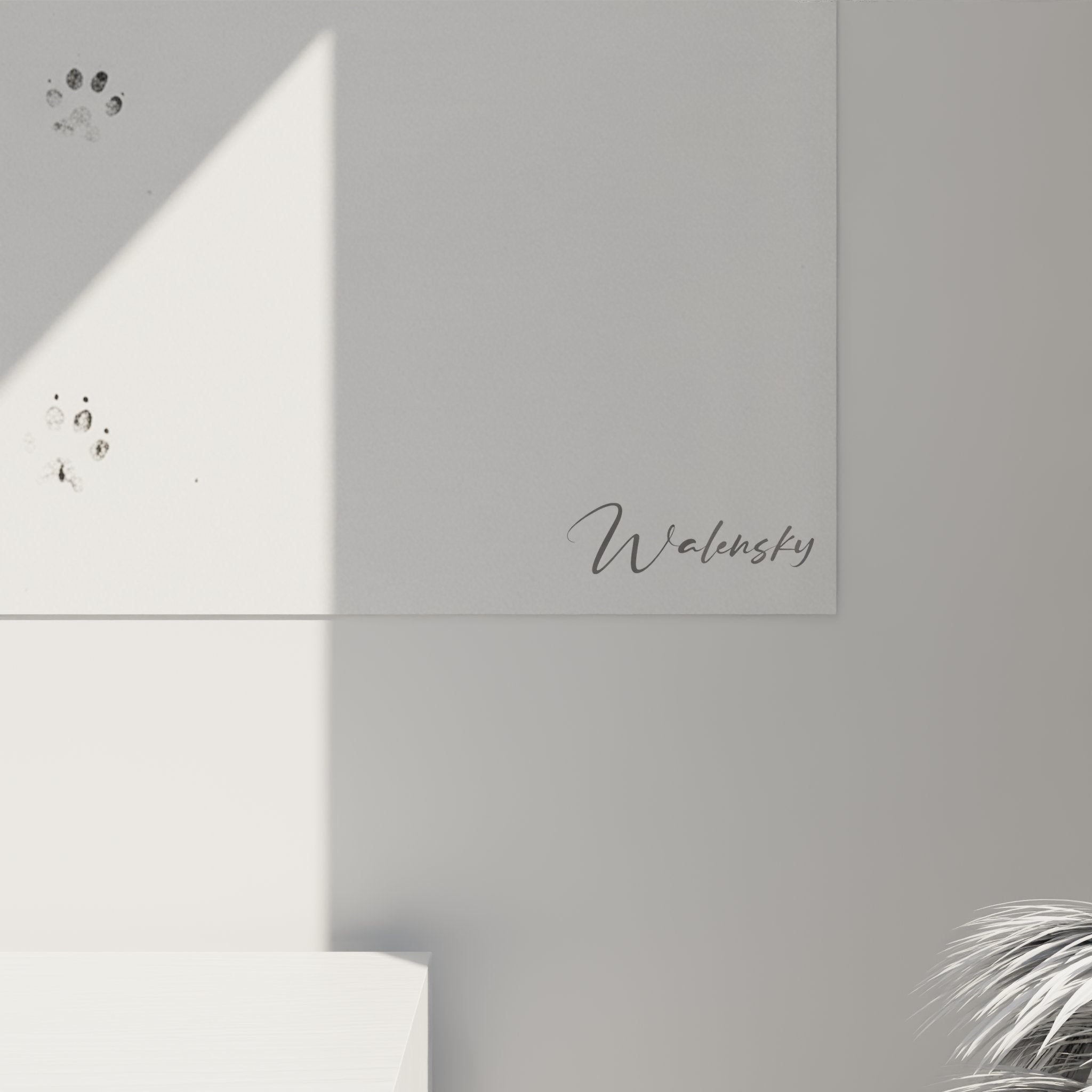 Vue ensemble tableau mural chat noir empreintes pattes decoration interieur moderne minimaliste