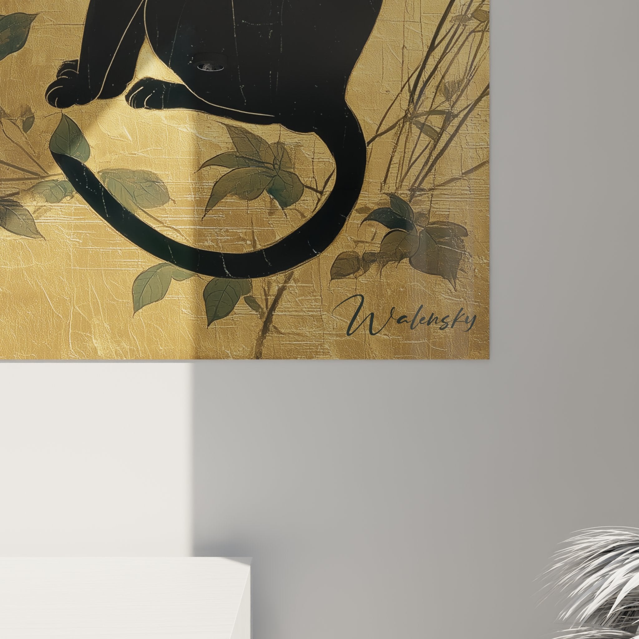 Vista d'insieme quadro decorativo gatto nero ispirazione giapponese con vegetazione verde sfondo screpolato dorato