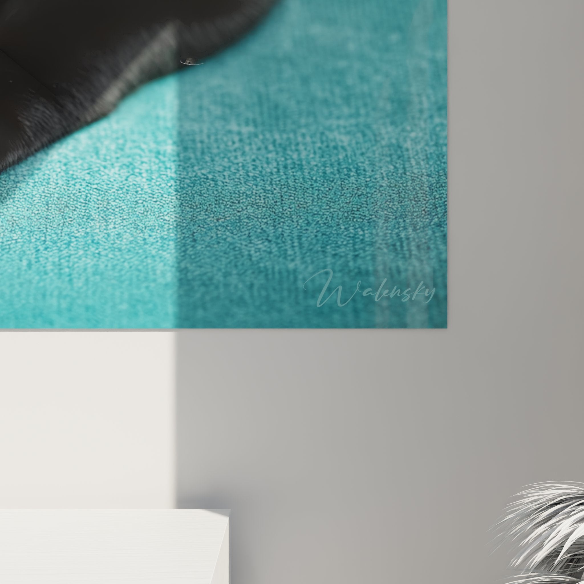 Vue d'ensemble tableau chat Bombay noir, œuvre murale féline moderne aux yeux dorés sur fond turquoise apaisant