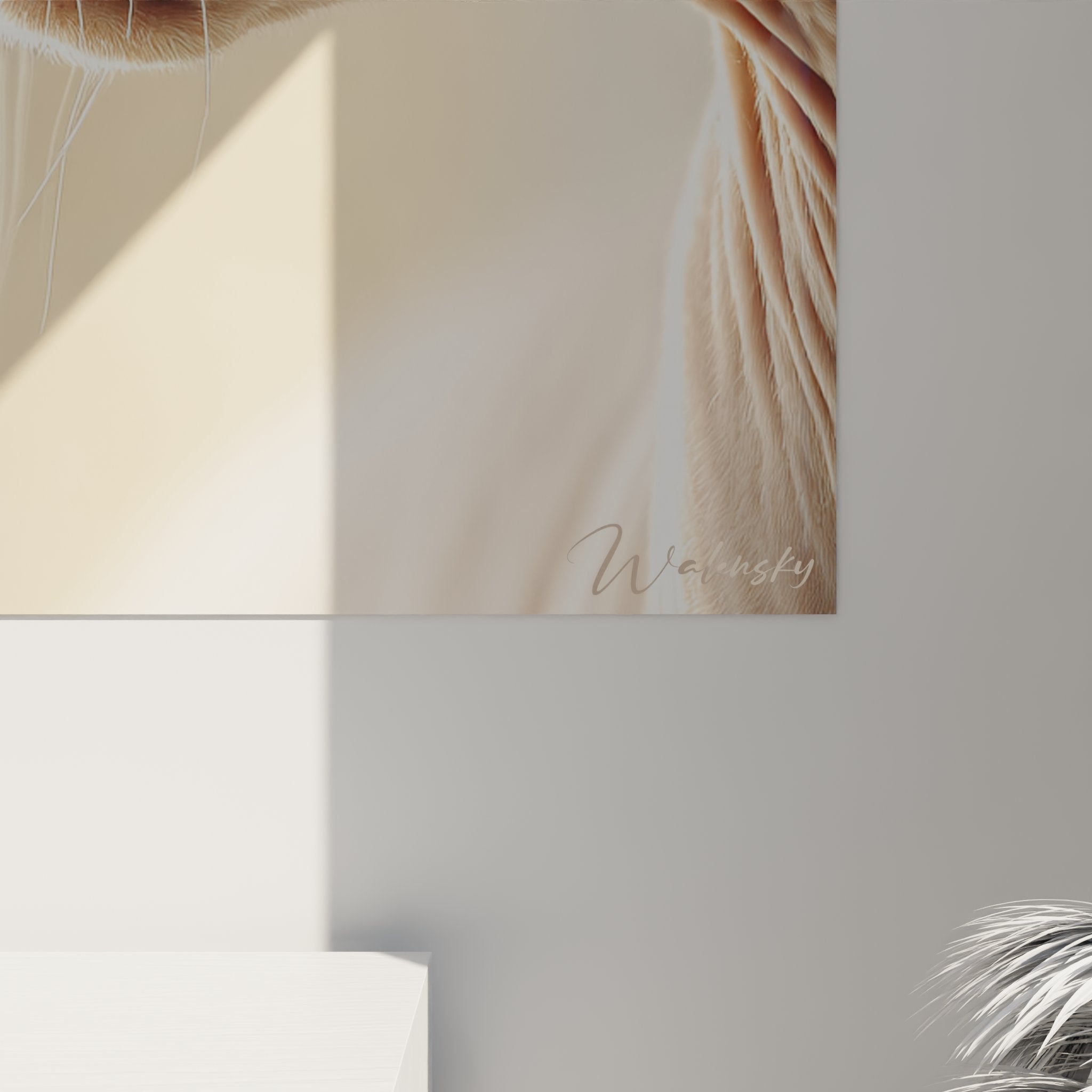 Vista angolata quadro murale gatto Sphynx profilo luminoso, opera d'arte felina per salotto moderno ed elegante