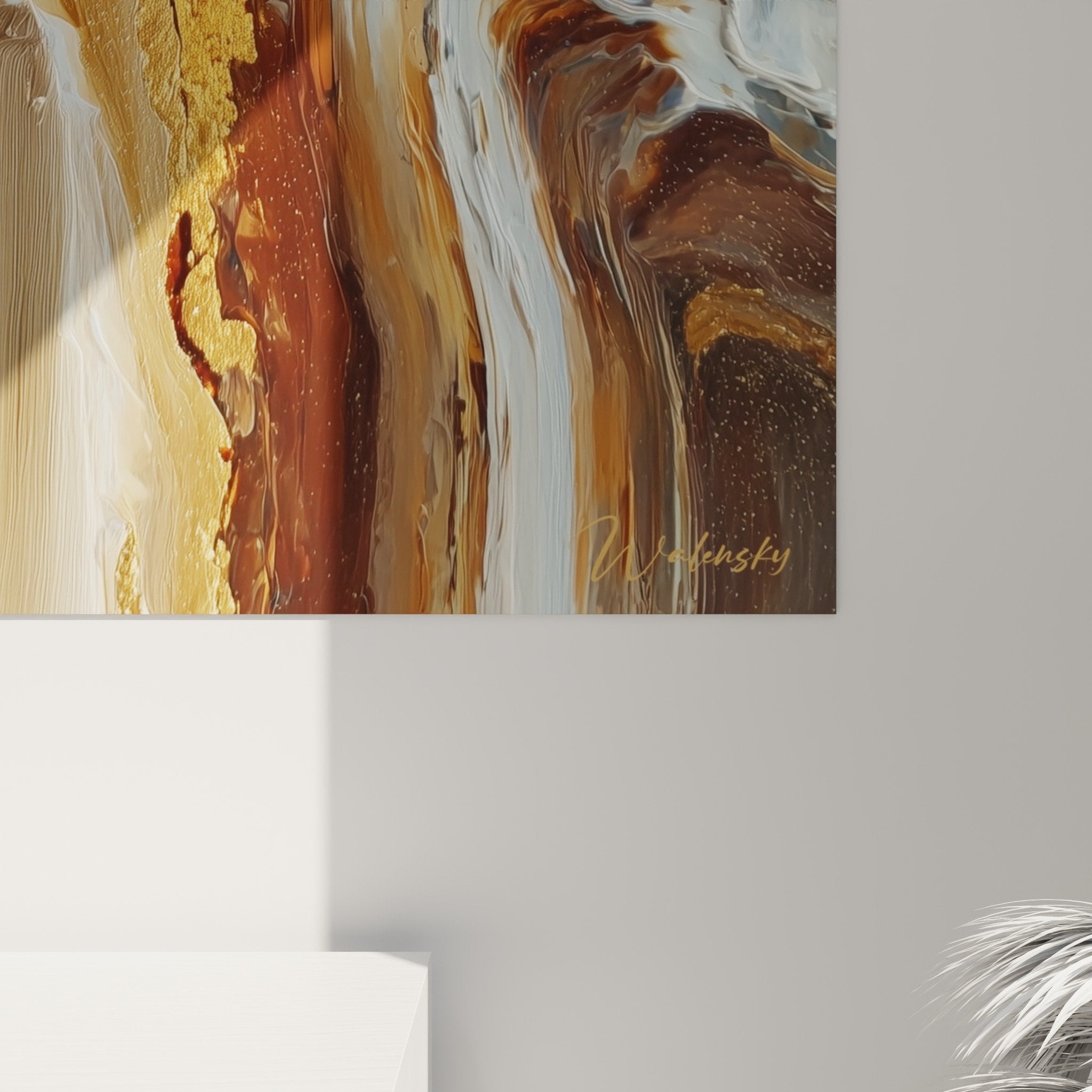 Tableau marbre abstrait vue d'angle coulées organiques dorées fond nacré composition contemporaine