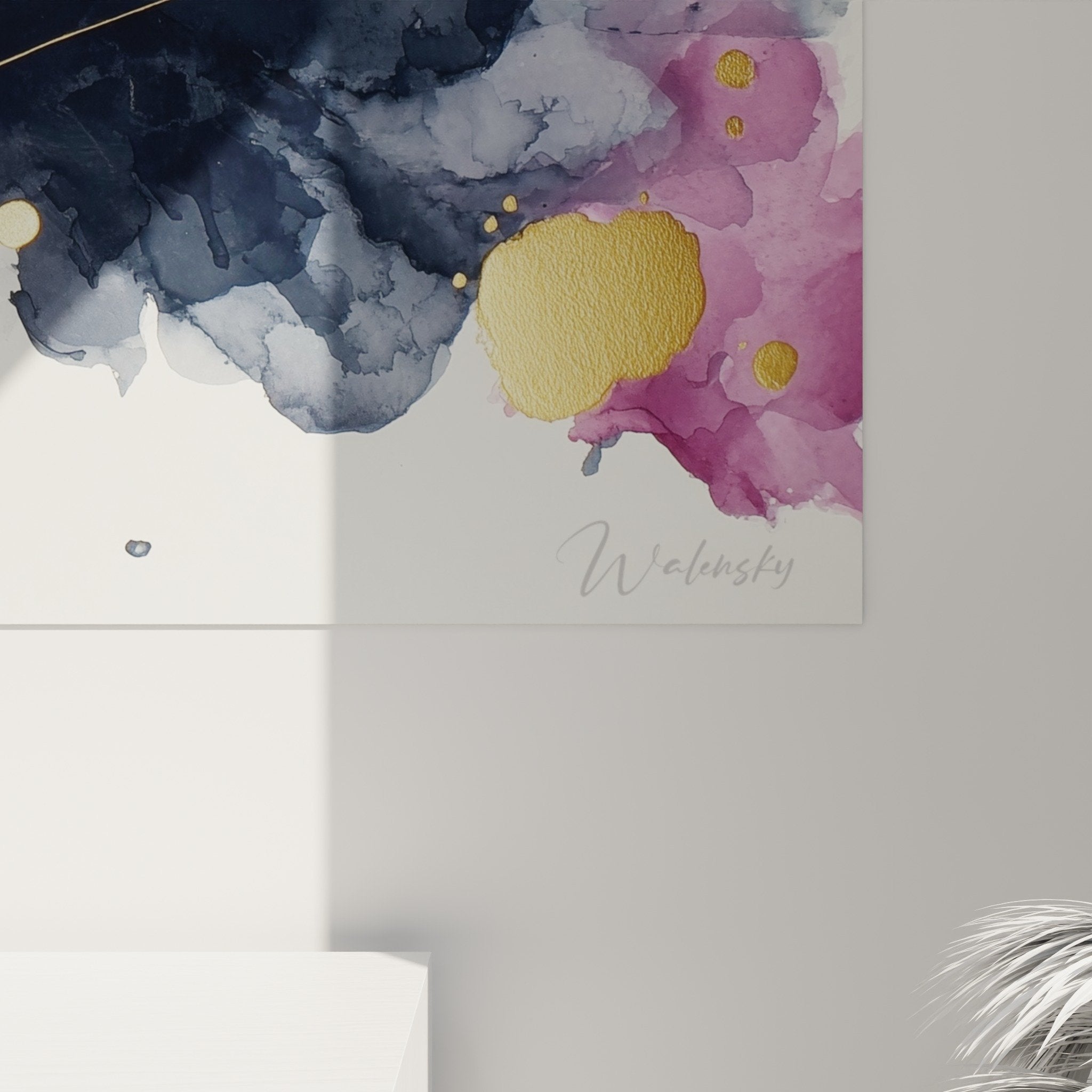 Vue ensemble tableau aquarelle abstraite violet bleu or dans interieur moderne feng shui sud-est