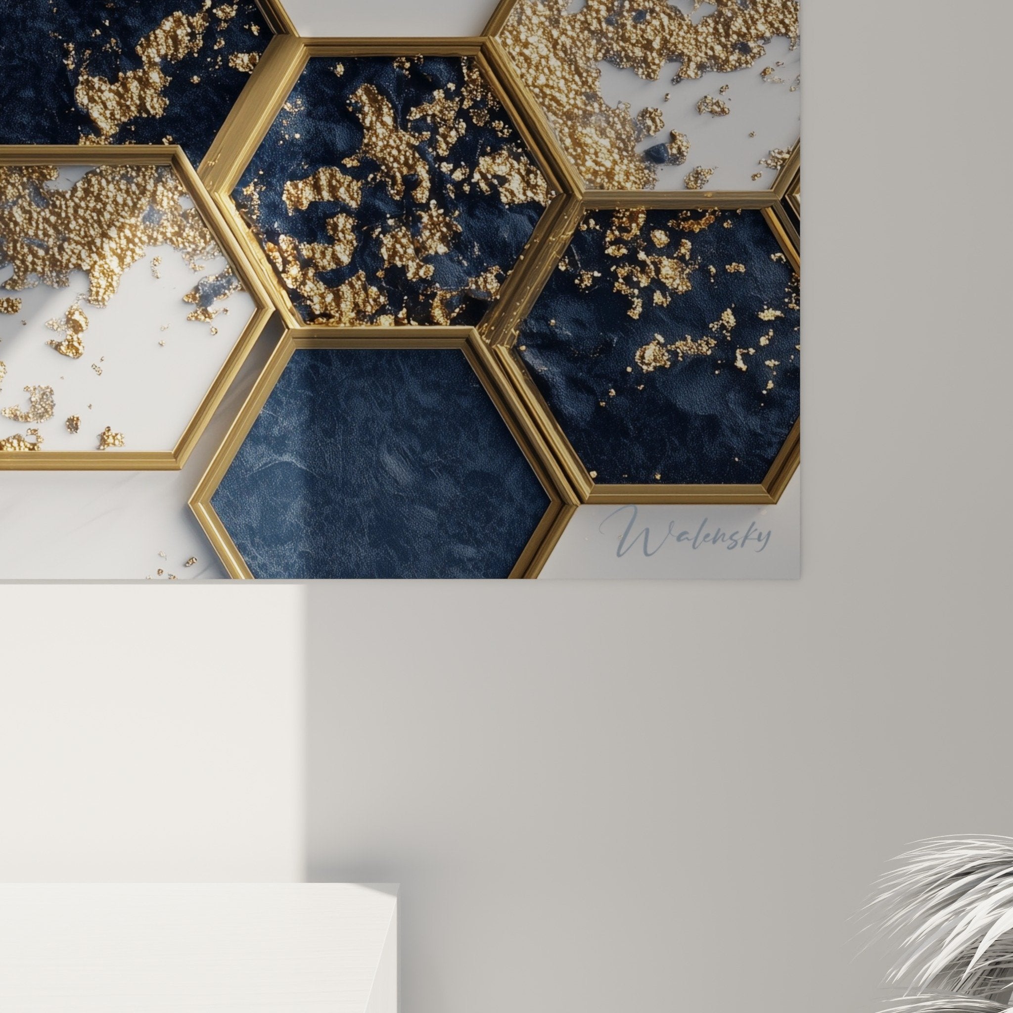 Vue ensemble tableau hexagonal bleu marine or et blanc geometric abstrait decoration murale elegante moderne