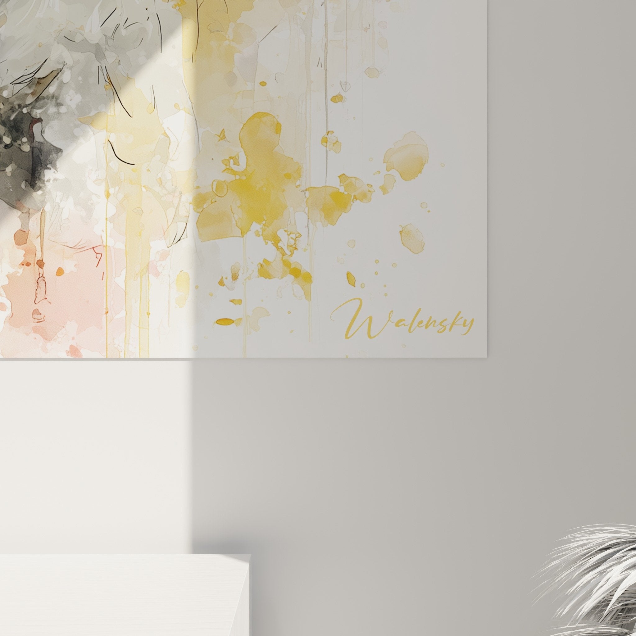 Vue ensemble tableau aquarelle Coton de Tuléar avec touches dorées dans intérieur contemporain élégant