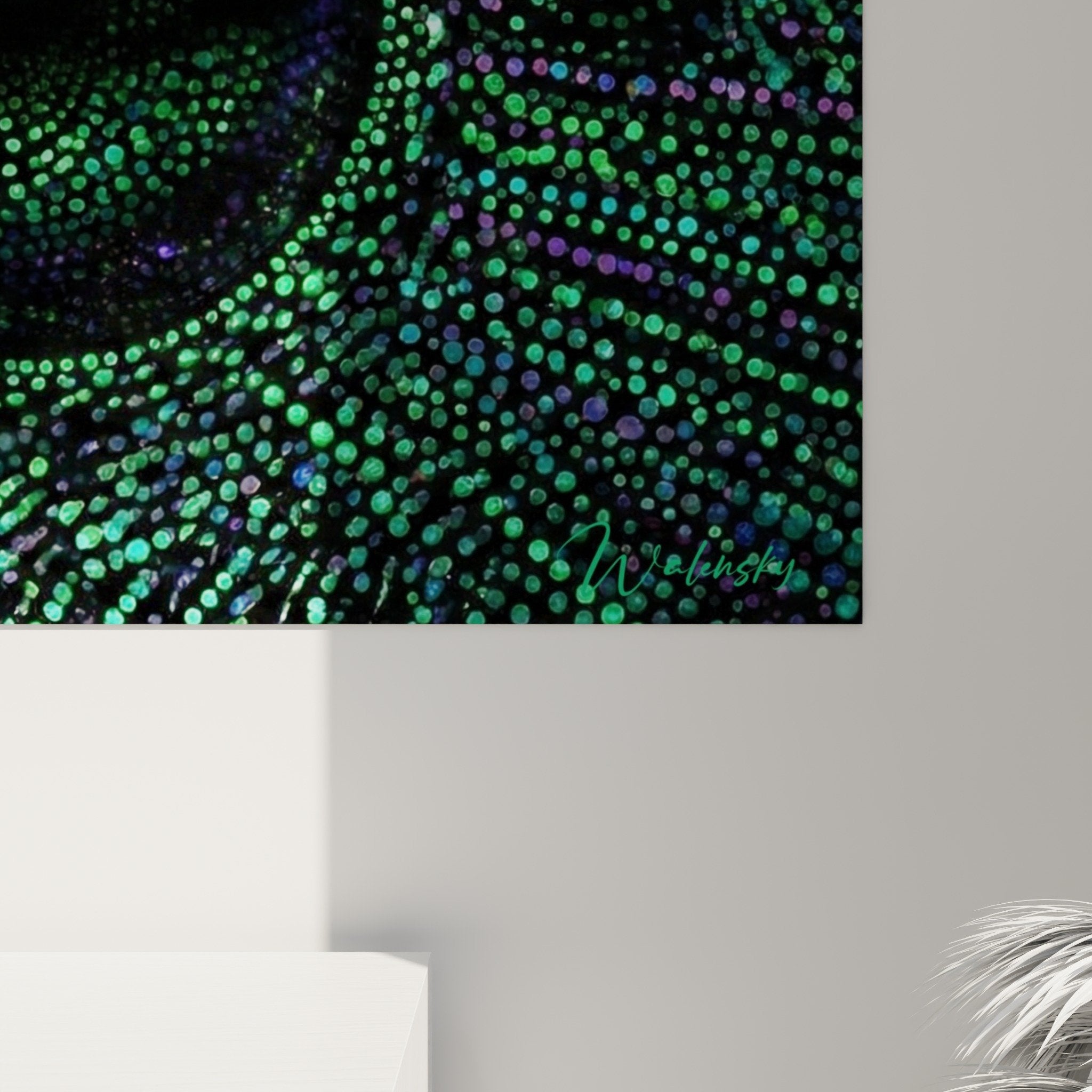 Übersicht leuchtende grüne Spinne Kunstdruck in modernem Interieur mit gedimmter Stimmungsbeleuchtung