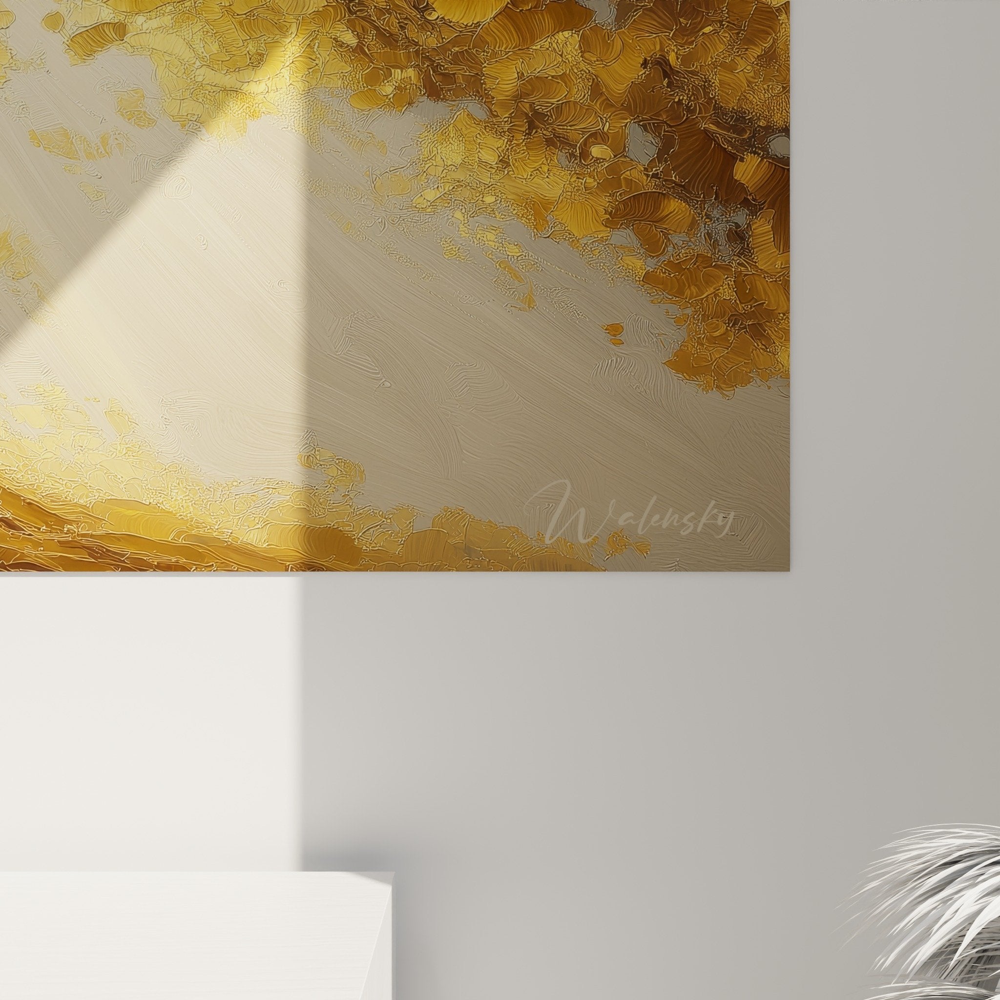 Vue ensemble tableau arbre lumineux dore sur mur blanc, decoration interieur chaleureux, style spirituel moderne