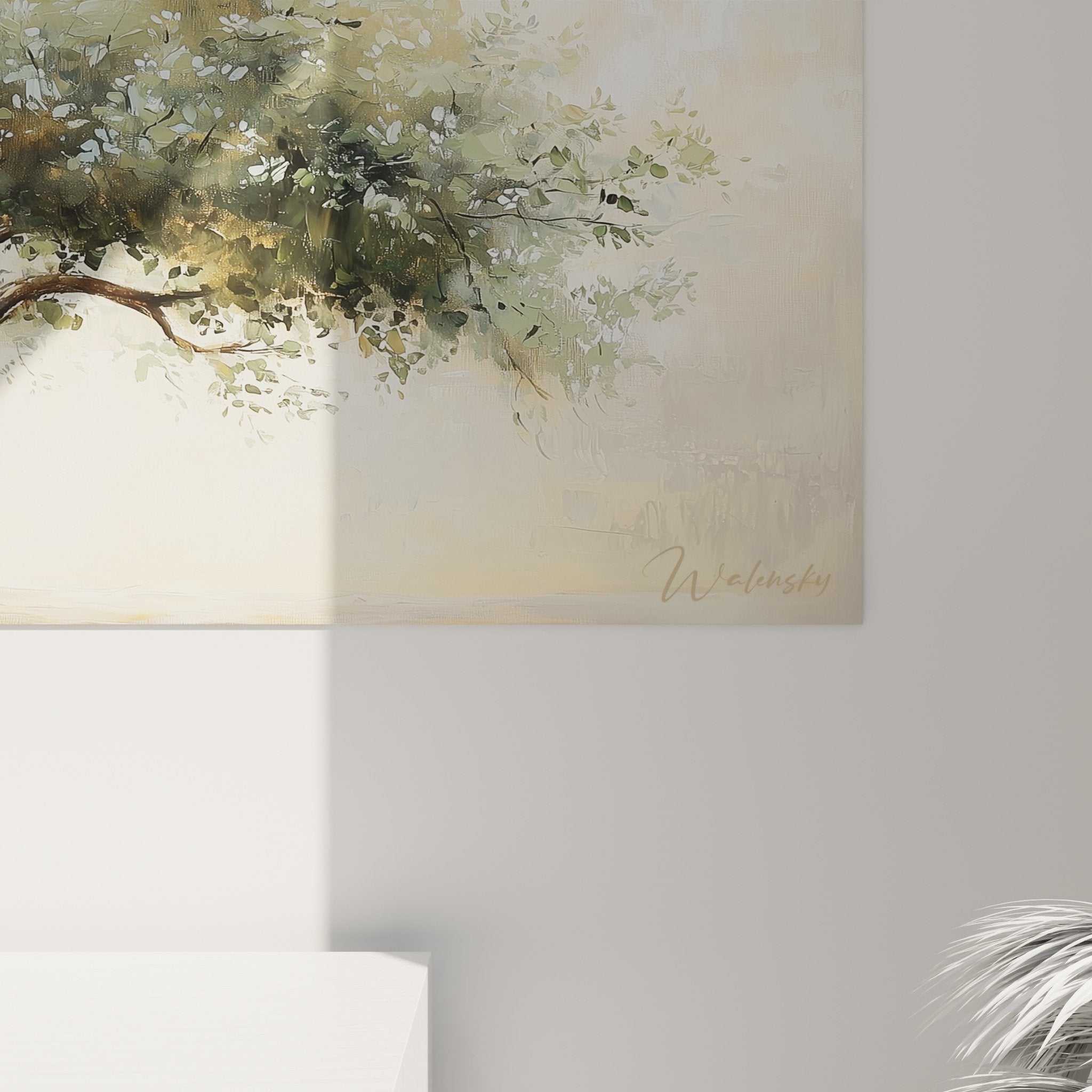 Vue d'ensemble tableau arbre de vie format panoramique, tronc brun et couronne verte sur fond beige clair