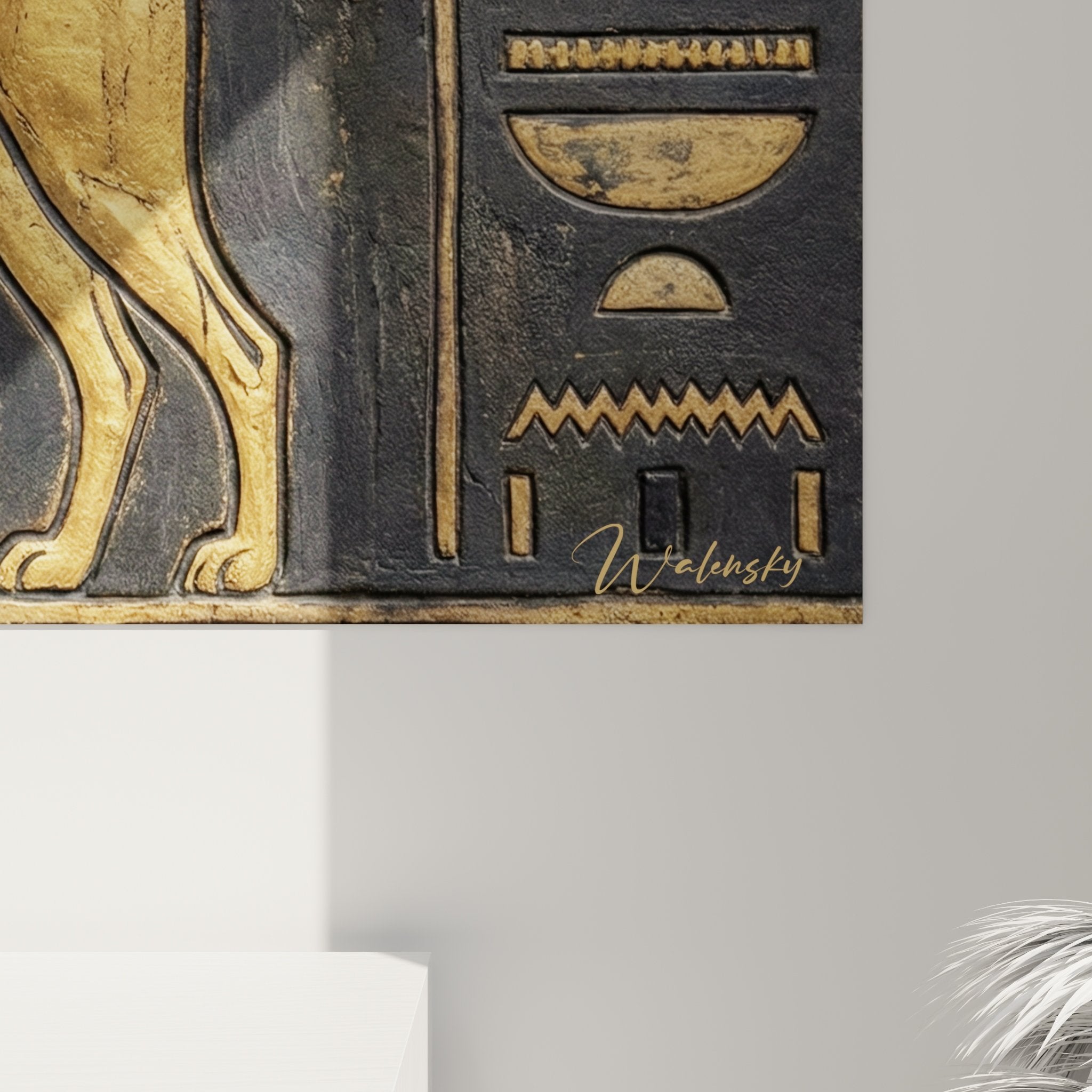 Vue ensemble tableau art égyptien Basenji, œuvre murale hiéroglyphes dorés dans salon contemporain