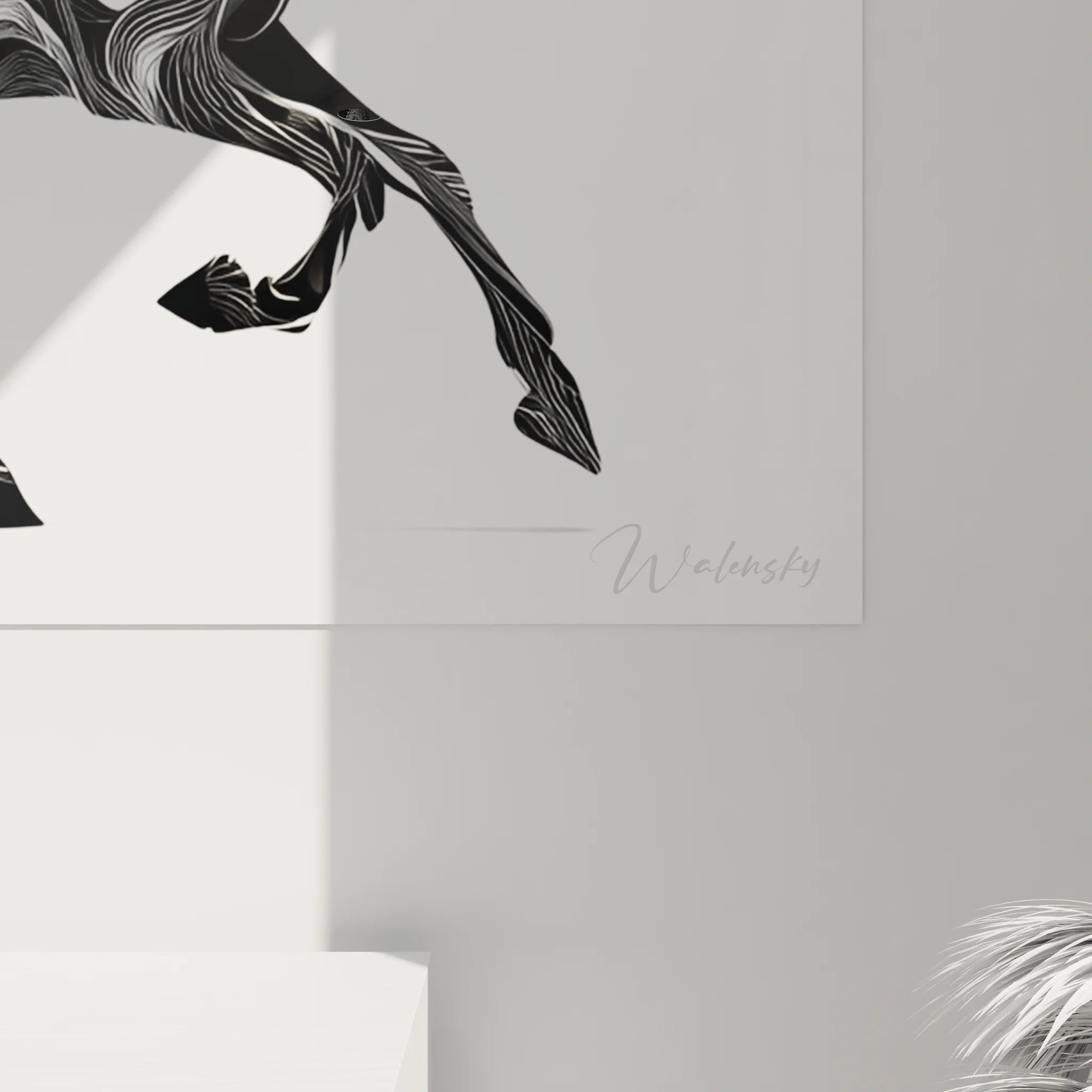 Vue ensemble tableau cheval galop sauvage, art mural noir et blanc pour décoration intérieure