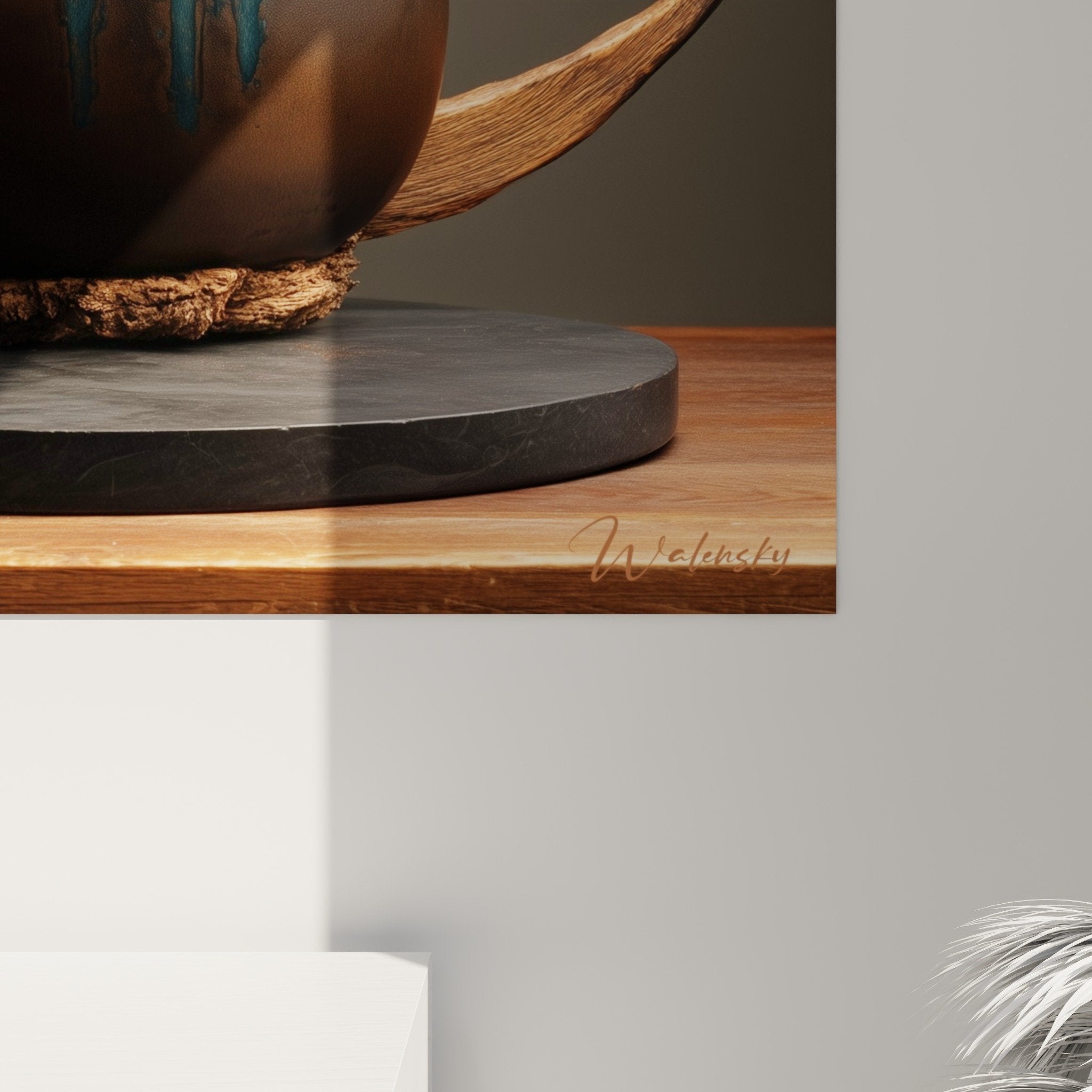 Gesamtansicht der zenartigen Blumenarrangement - goldene geschnitzte Mondsichel umgibt blaue Vase und minimalistische Äste