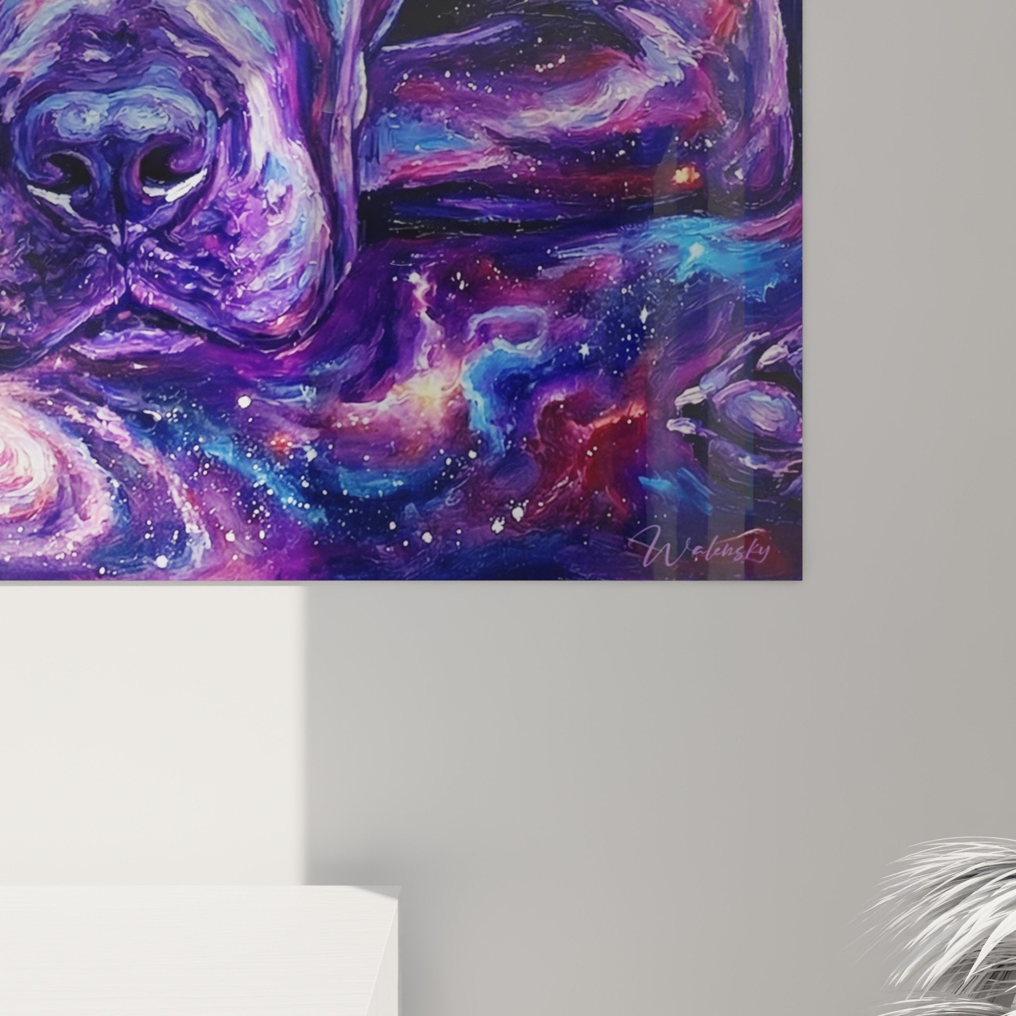 Vue d'ensemble tableau Cane Corso galactique dans intérieur contemporain avec éclairage ambiant et mobilier épuré