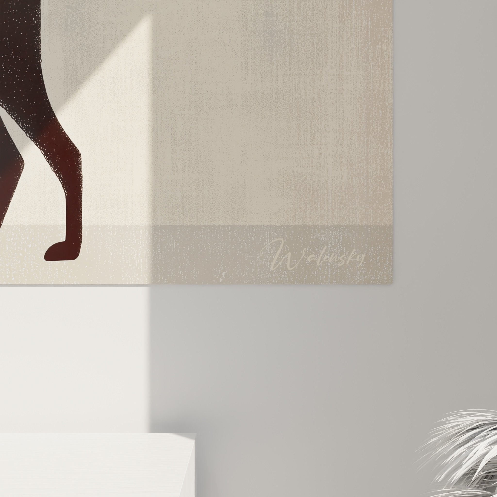 Übersicht des minimalistischen Pudel-Gemäldes, elegante schwarze Silhouette hebt sich vom natürlichen beigen Hintergrund ab