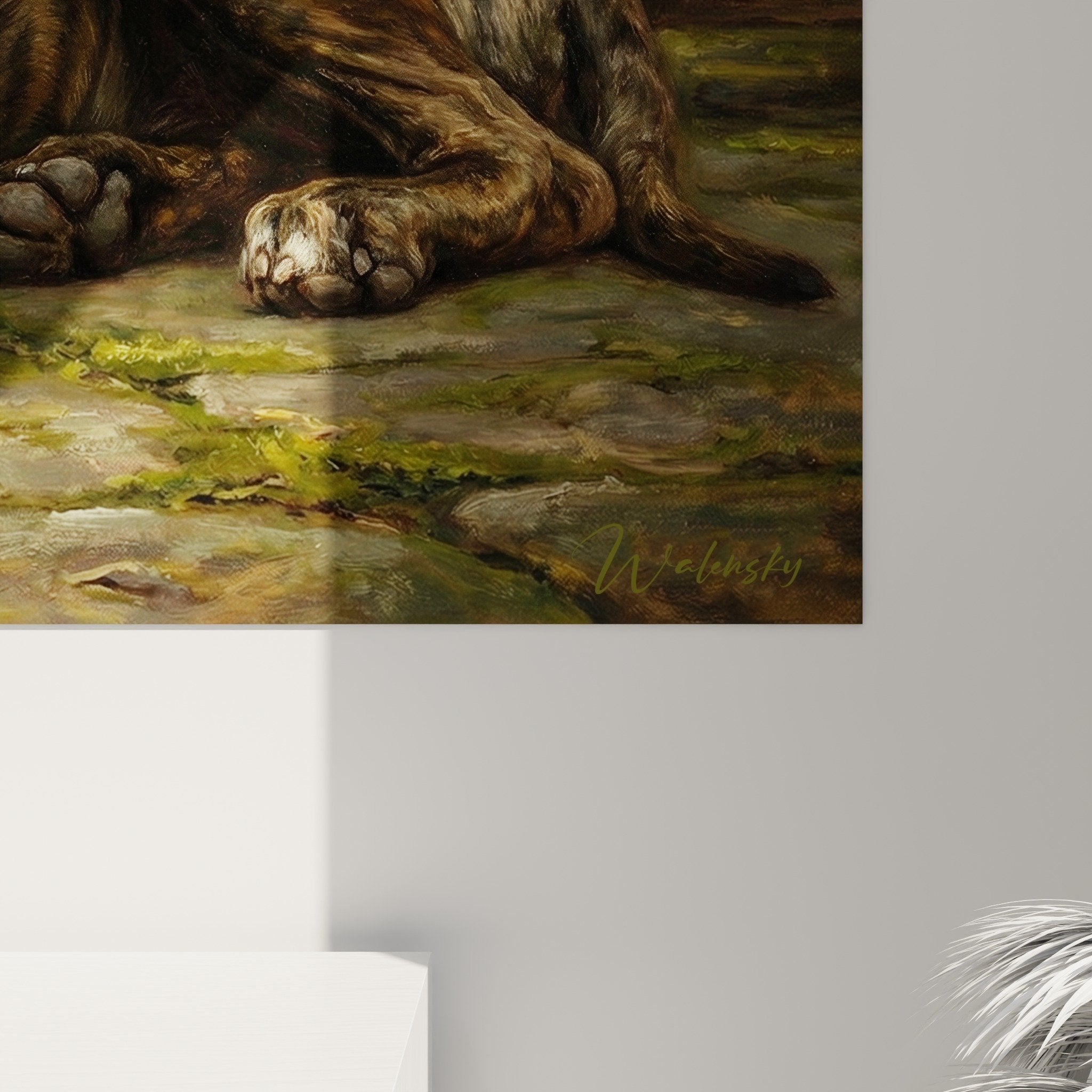 Vue ensemble tableau chien bringé pavés moussus grille ornementale fer forgé patinée vintage