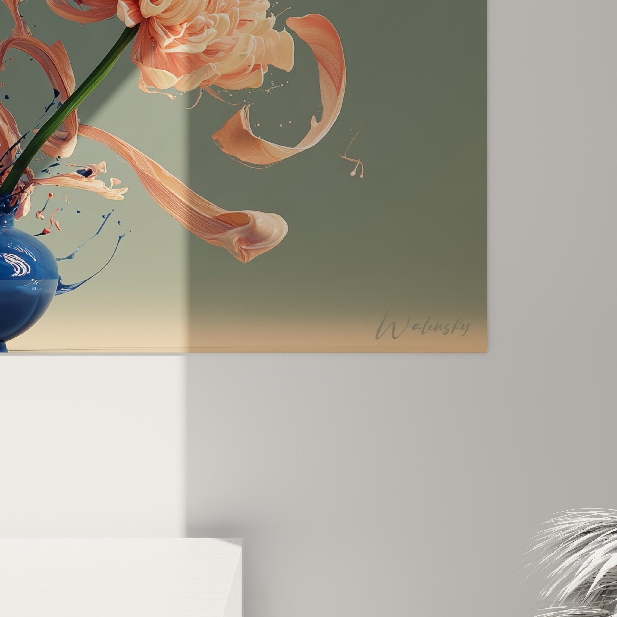Vue d'ensemble composition florale moderne vase éclaté et fleurs suspendues style ikebana contemporain