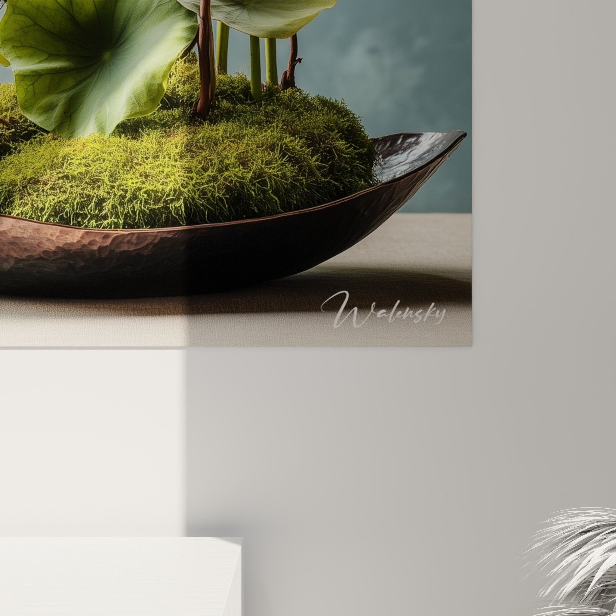Vue d'ensemble de l'arrangement floral japonais lotus dans son environnement décoratif