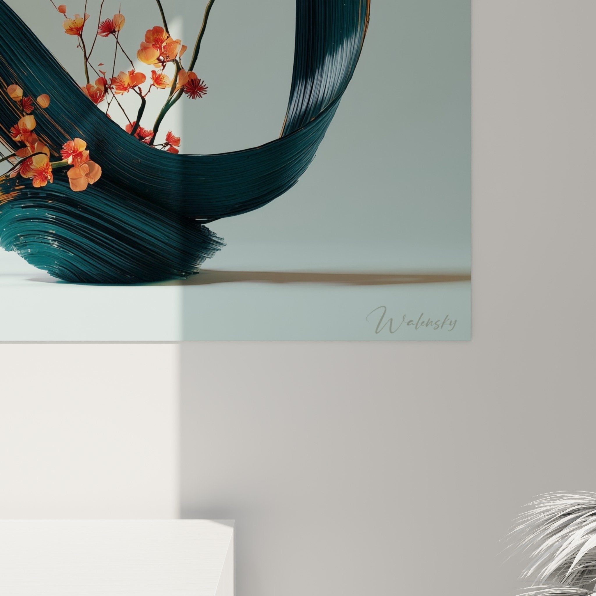 Vue ensemble art floral japonais ikebana vase bleu courbes organiques arrangement fleurs orange style contemporain