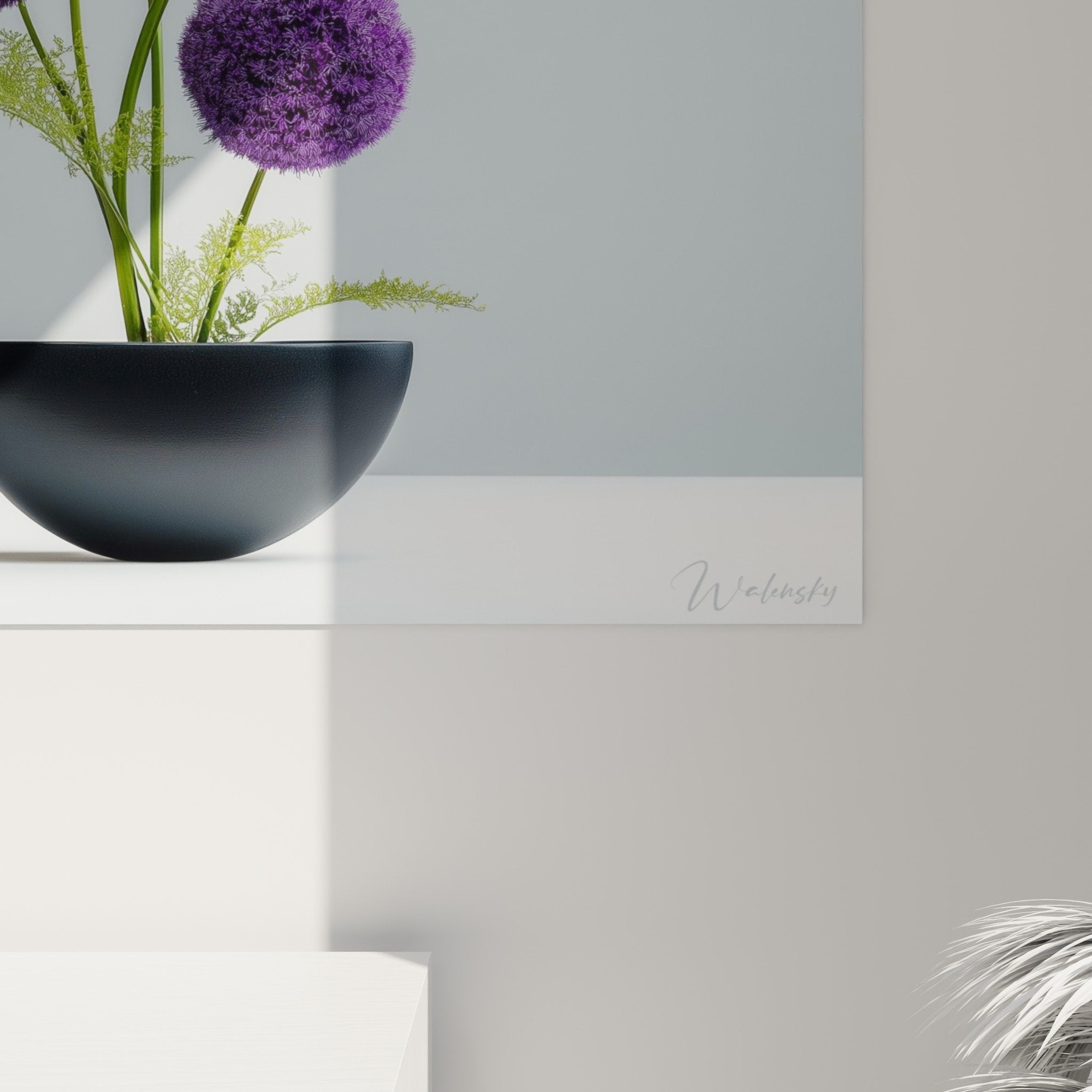 Vue ensemble tableau ikebana arrangement floral violet vert bol noir composition zen japonaise moderne