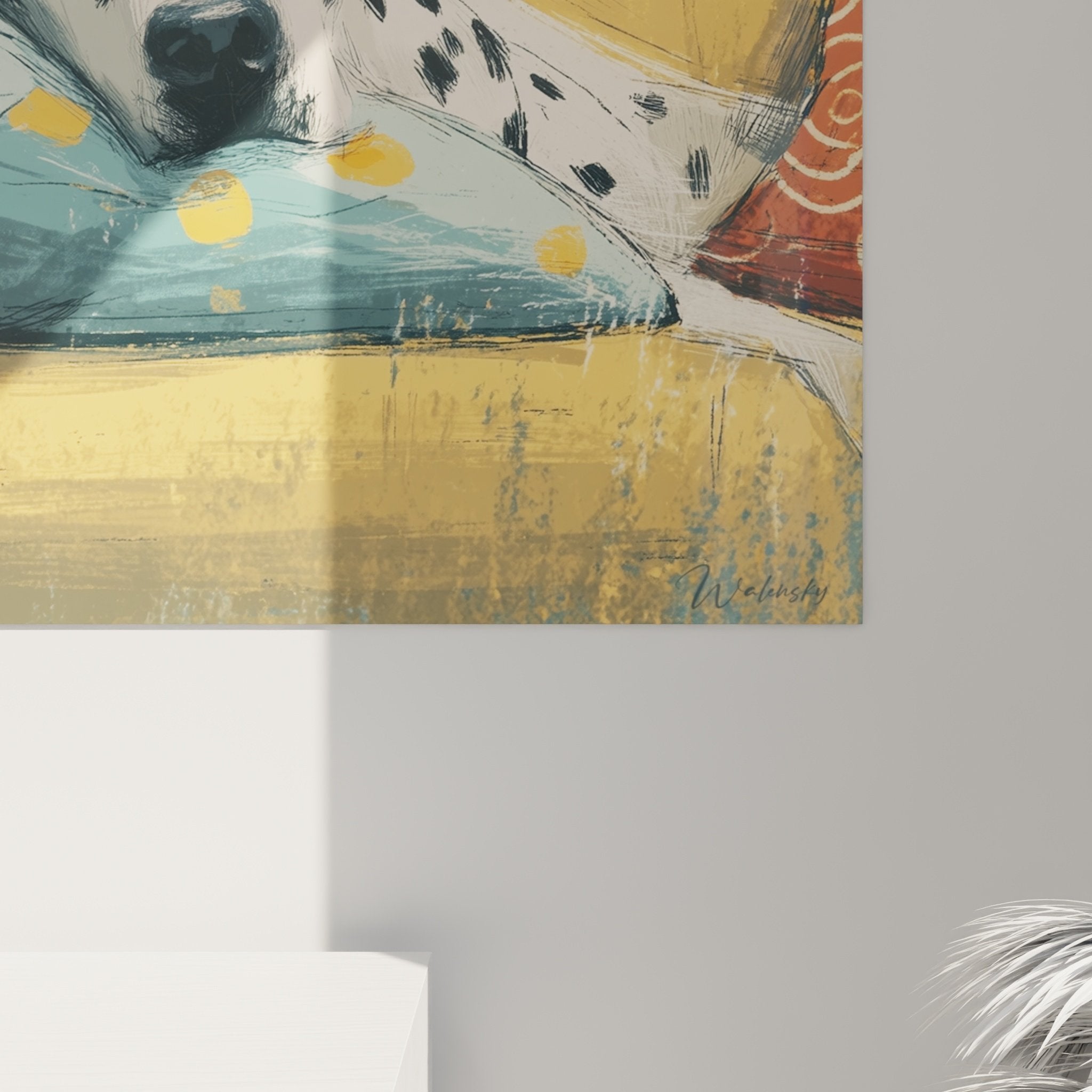 Vista d'insieme quadro dalmata cuscino blu sfondo arancione composizione artistica equilibrata