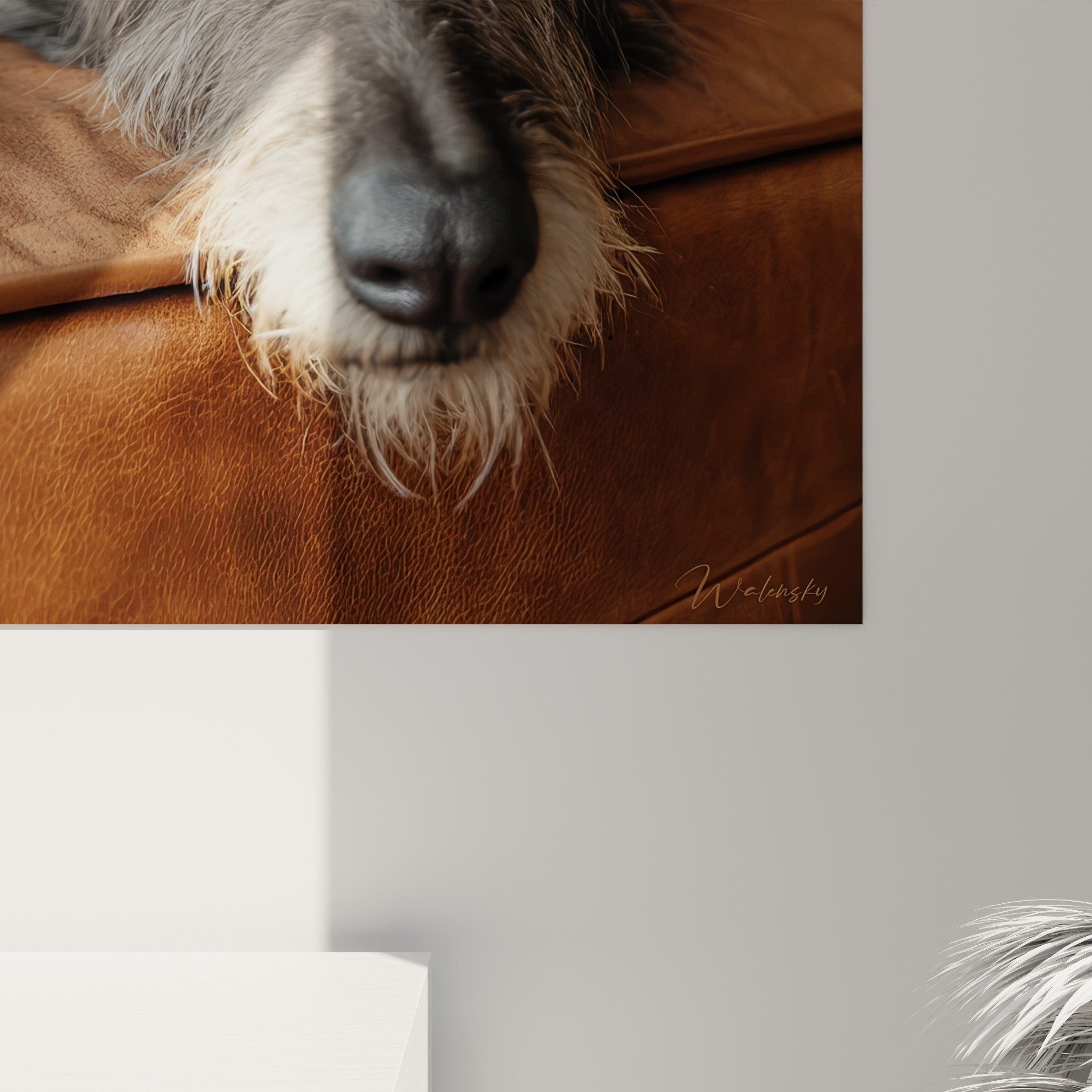 Vue d'ensemble tableau deerhound sur canapé cuir, ambiance chaleureuse tons beige et gris pour salon