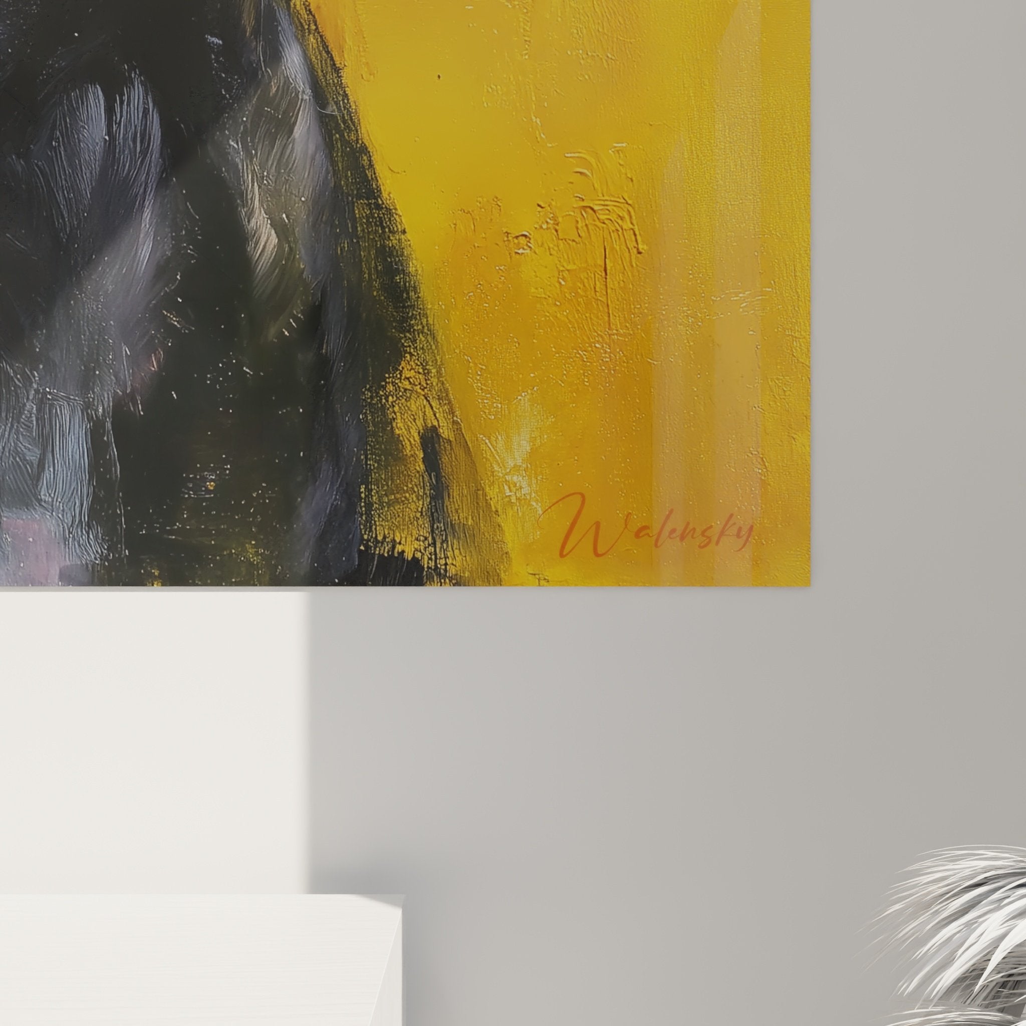 Vue ensemble tableau doberman fond jaune dore decoration interieur moderne