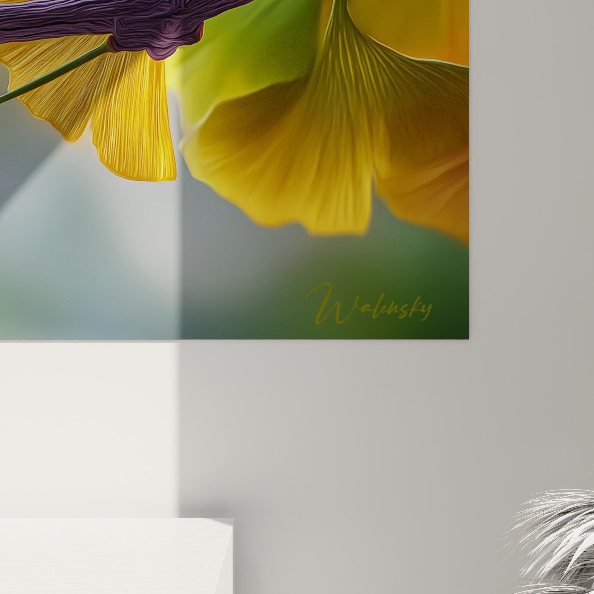Vue d'ensemble tableau ginkgo aux teintes dorées dans intérieur épuré et chaleureux