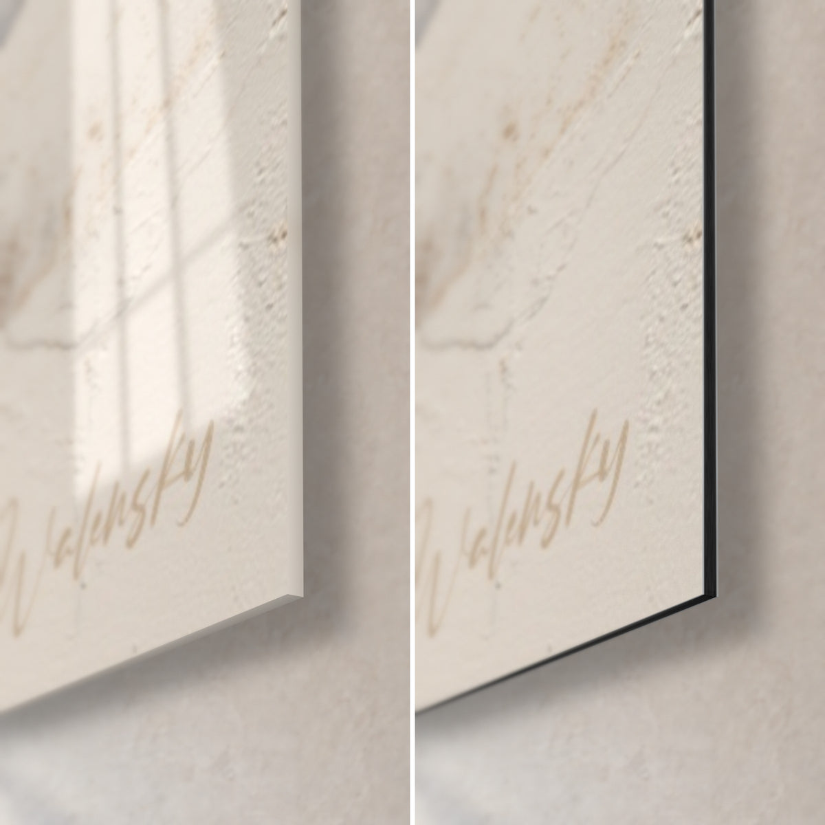 Quadro di steli d'erba su fondo sabbia, firma dorata nell'angolo in basso a destra, vetro acrilico lucido e alluminio Dibond opaco, spessore 3 mm