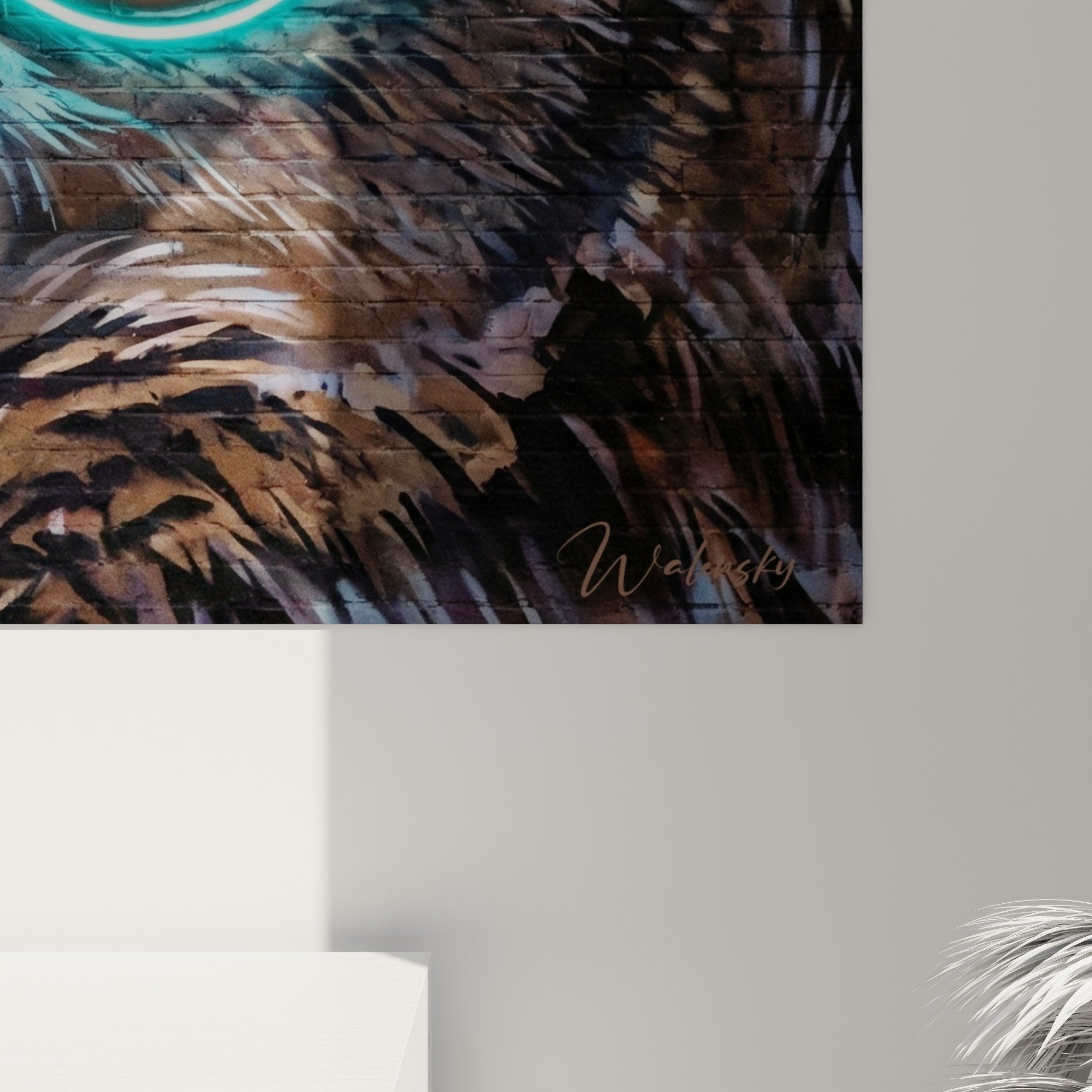 Gesamtansicht Eulen-Neonleuchte mit fluoreszierendem Glanz und bernsteinroten Augen, moderne Urban Art für zeitgenössische Inneneinrichtung