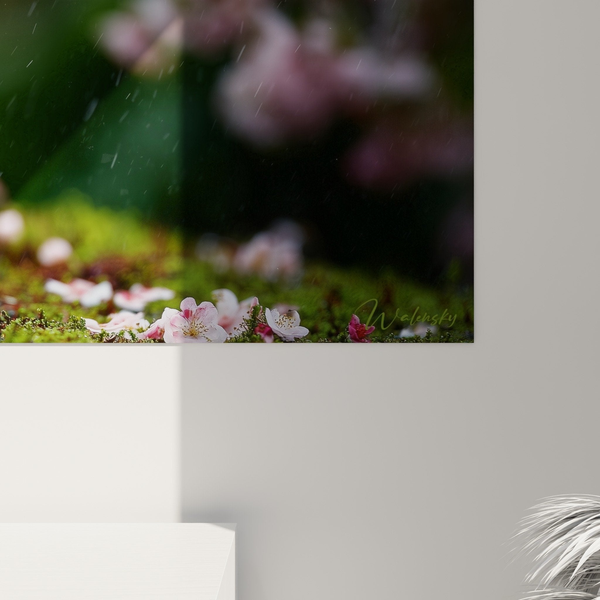 Vue d'ensemble tableau lanterne japonaise illuminée, jardin zen pluvieux, mousse verte luxuriante