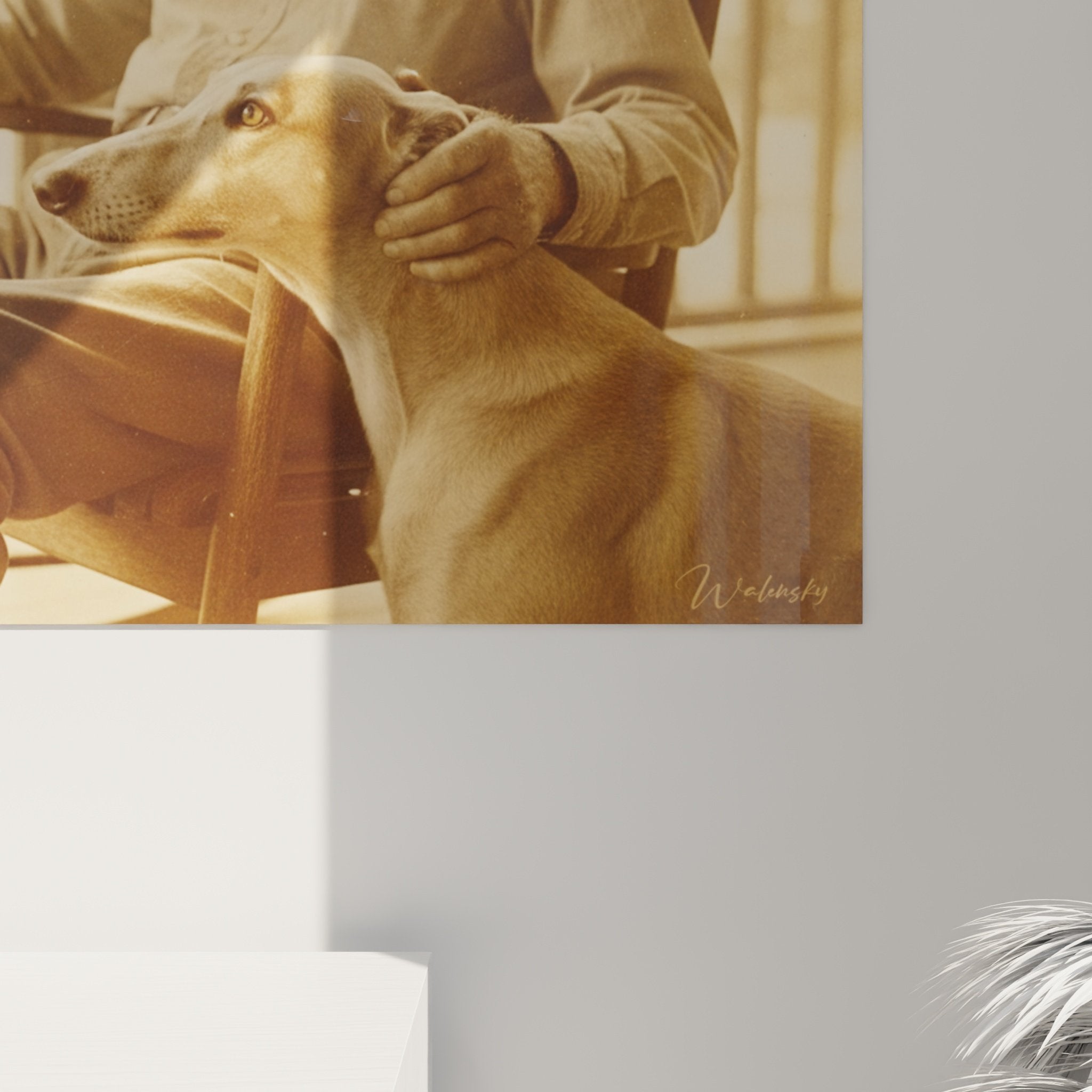 Vue d'ensemble tableau homme et Lévrier Greyhound sépia dans salon classique avec meubles bois foncé