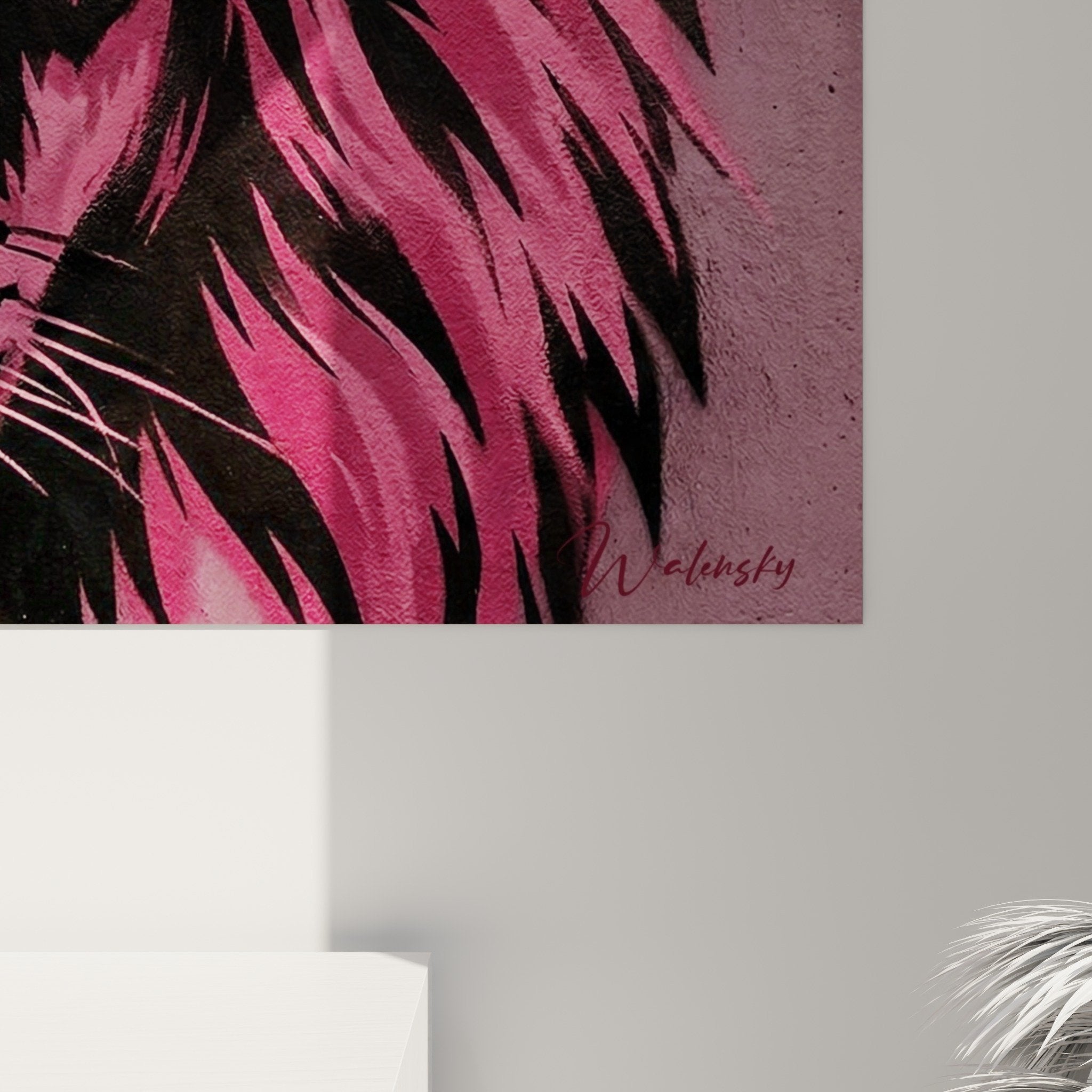Vue d'ensemble tableau lion rose, œuvre street art pochoir, palette fuchsia violet, décoration murale moderne tendance