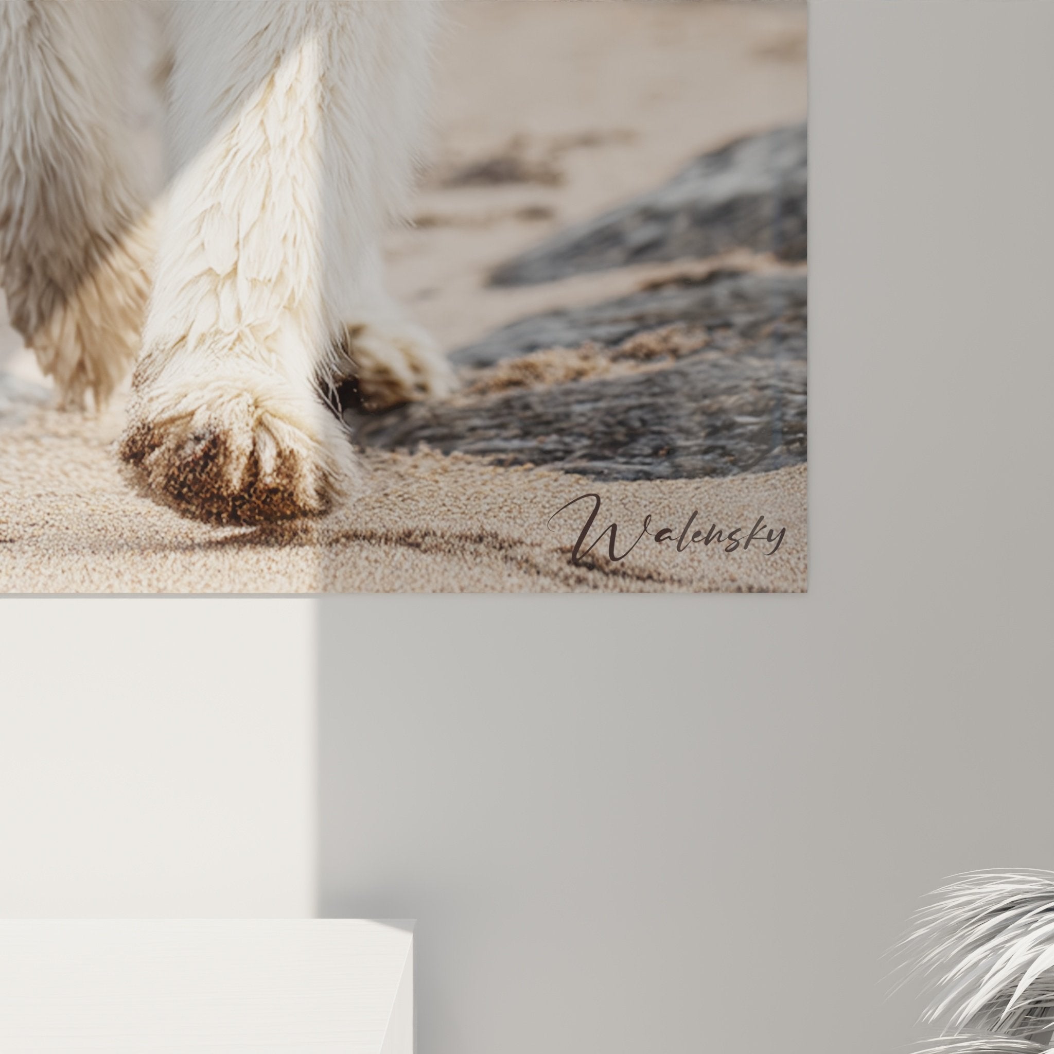 Vue d'ensemble tableau Malamute Alaska en mouvement, art mural chien nordique, palette gris beige naturelle