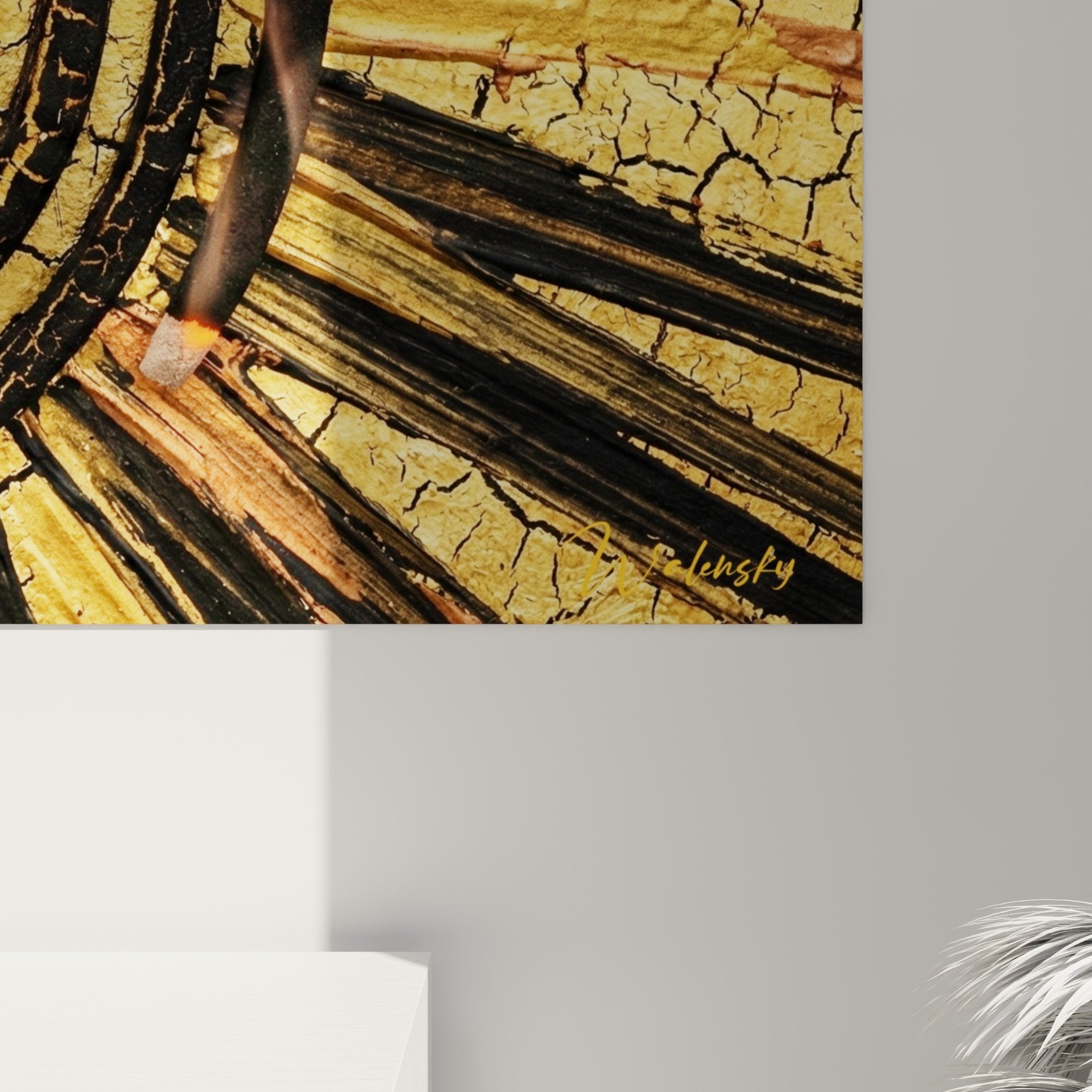Vue d'ensemble du tableau mandala mystique aux tons dorés exposé dans intérieur contemporain chaleureux