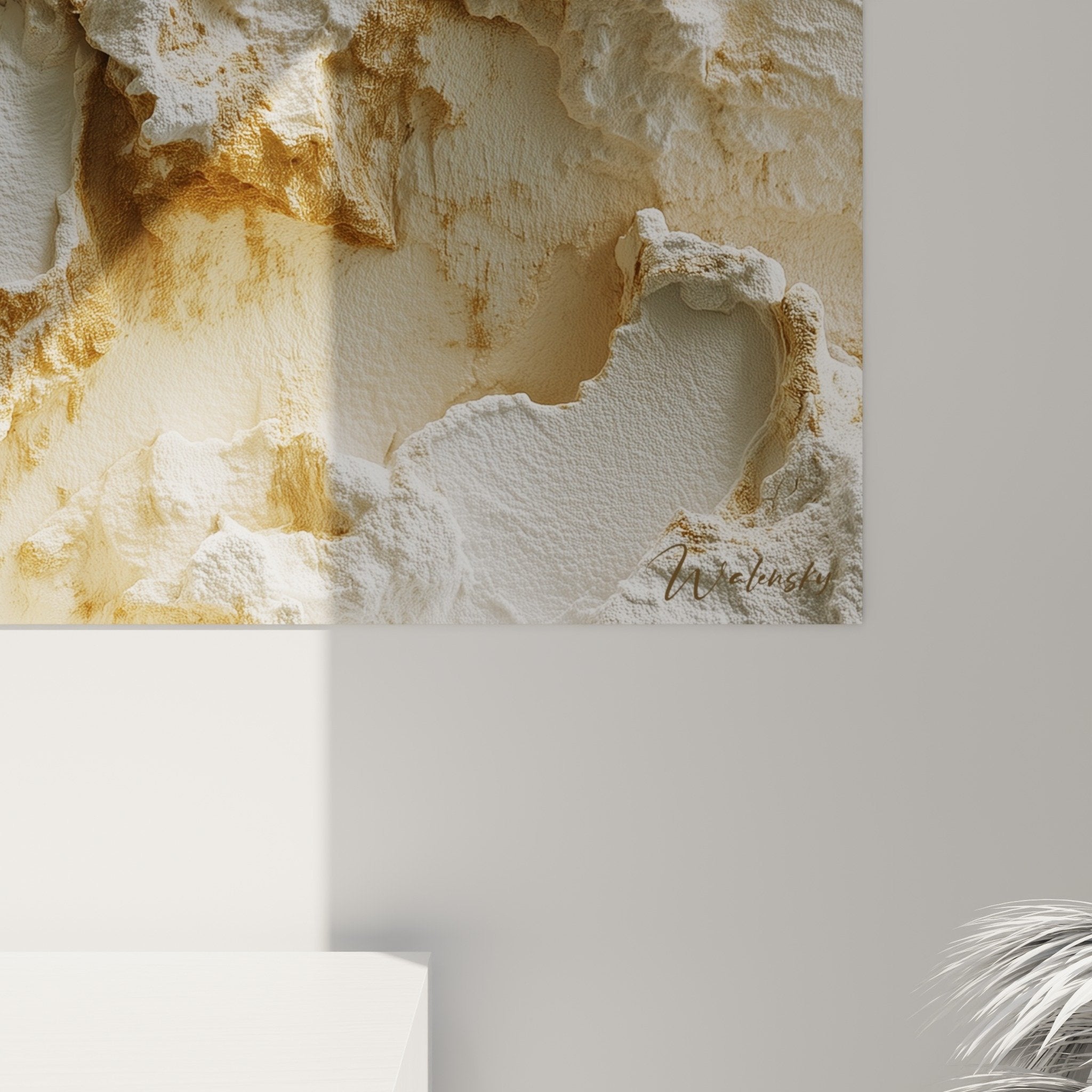 Vue d'ensemble tableau marbre abstrait blanc texturé avec jeux d'ombres et reliefs tridimensionnels