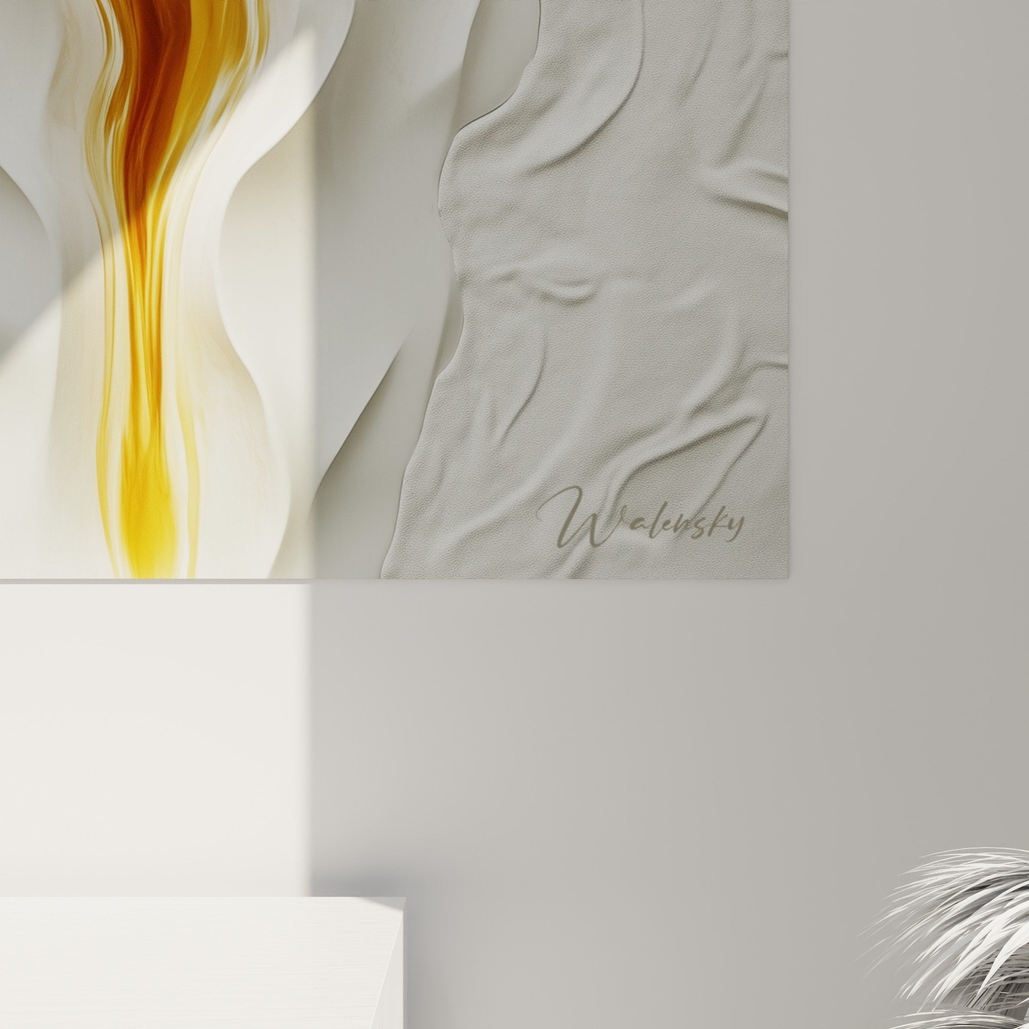 Vue d'ensemble tableau marbre abstrait relief blanc coulée dorée verticale art contemporain mural